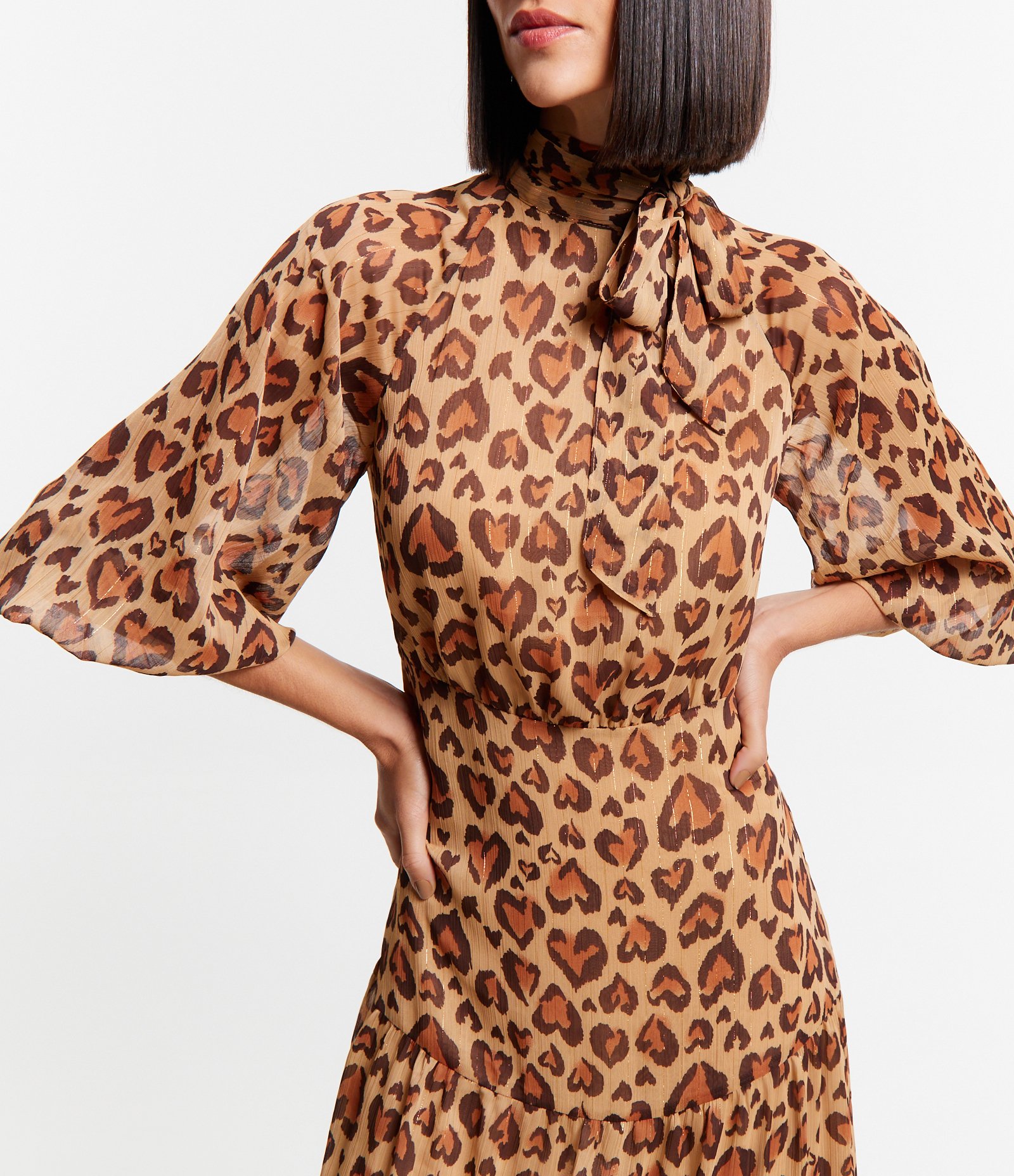 Vestido em Chiffon com Laço na Gola Alta e Estampa Oncinha Corações Marrom 1