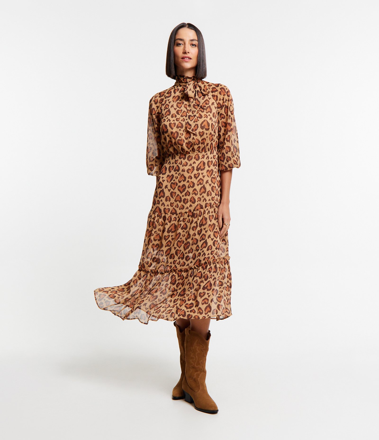 Vestido em Chiffon com Laço na Gola Alta e Estampa Oncinha Corações Marrom 2