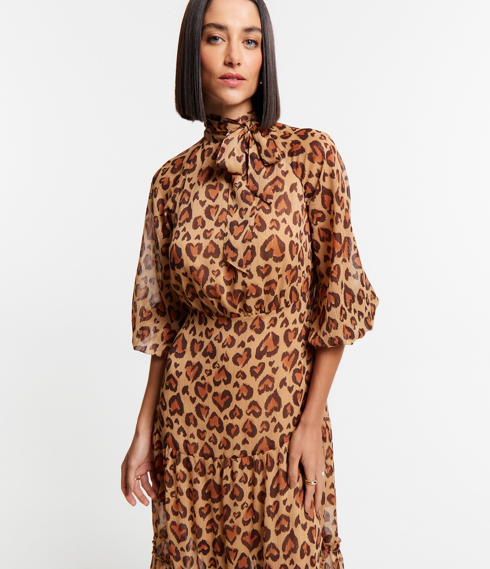Vestido em Chiffon com Laço na Gola Alta e Estampa Oncinha Corações Marrom 3