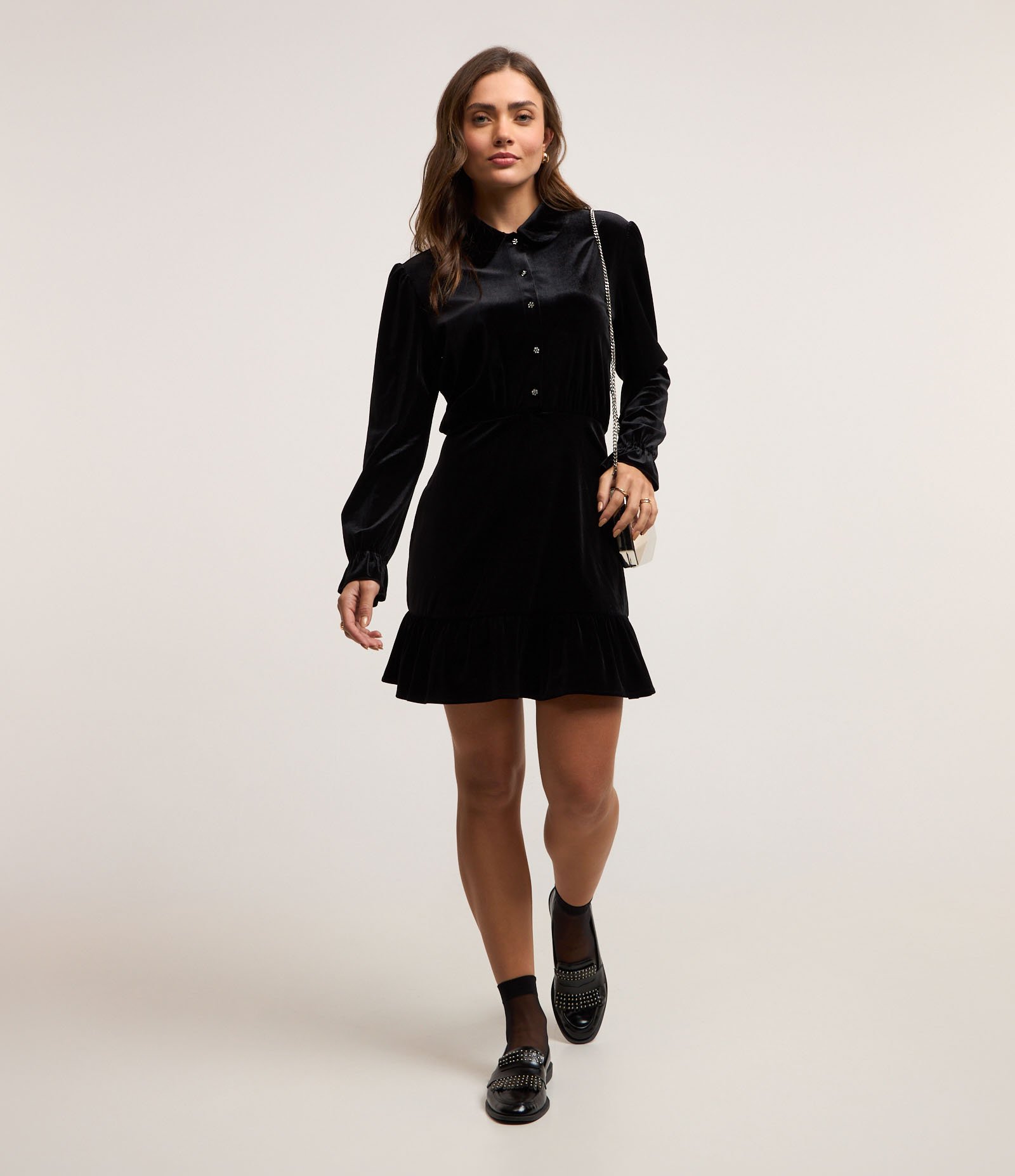 Vestido em Veludo com Gola Lapela e Babados na Barra e Punhos Preto 1