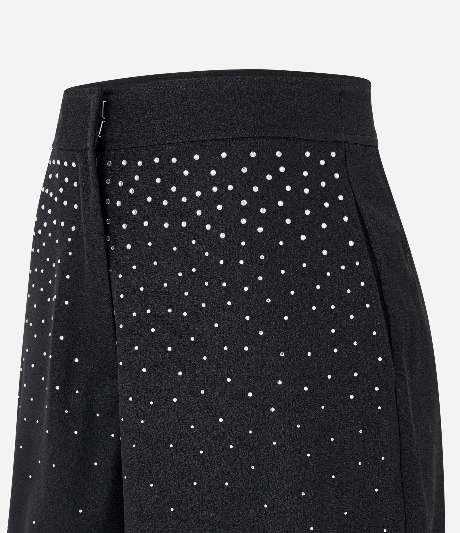 Short em Crepe com Aplicação de Strass Preto 7