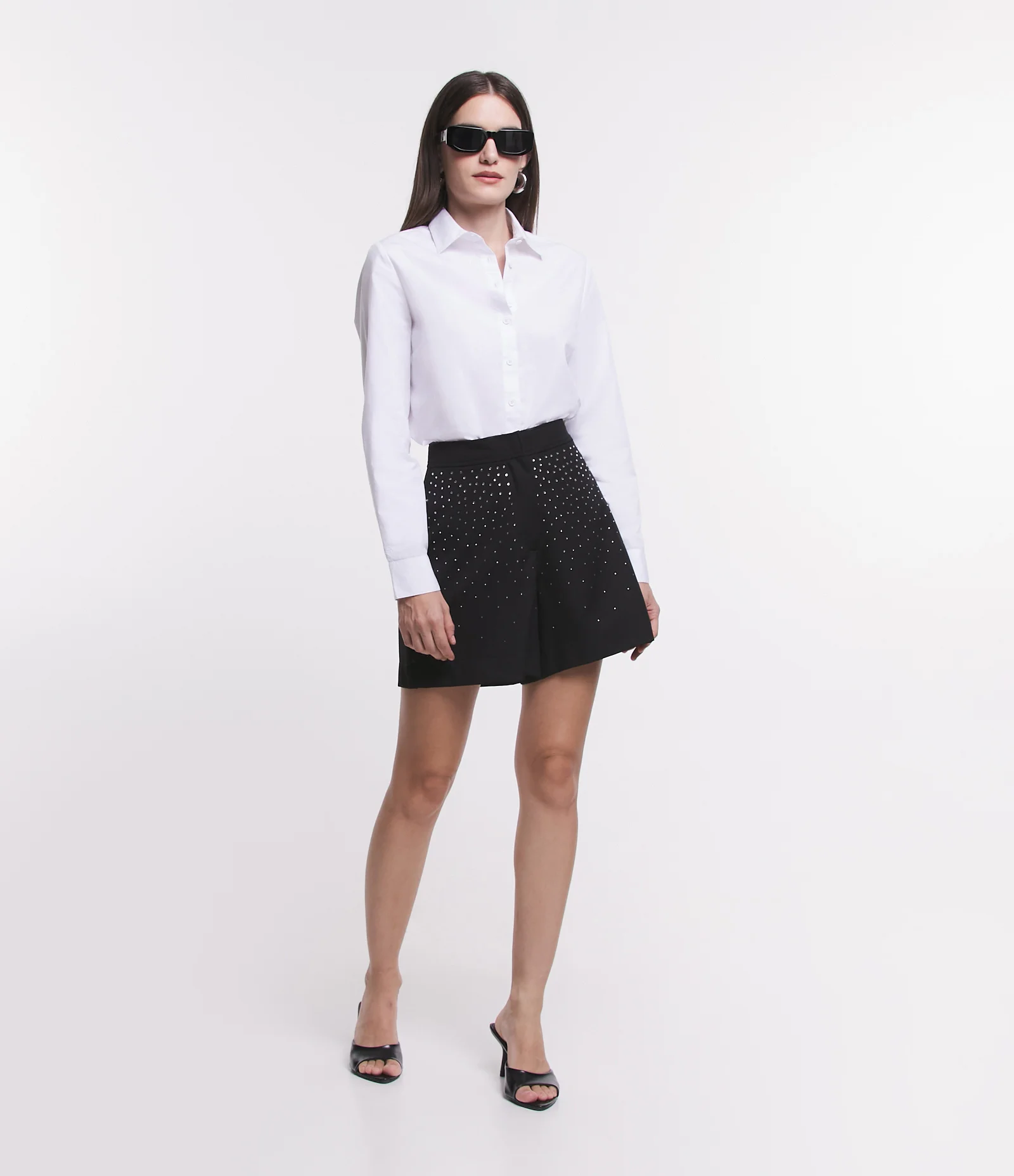 Short em Crepe com Aplicação de Strass Preto 1