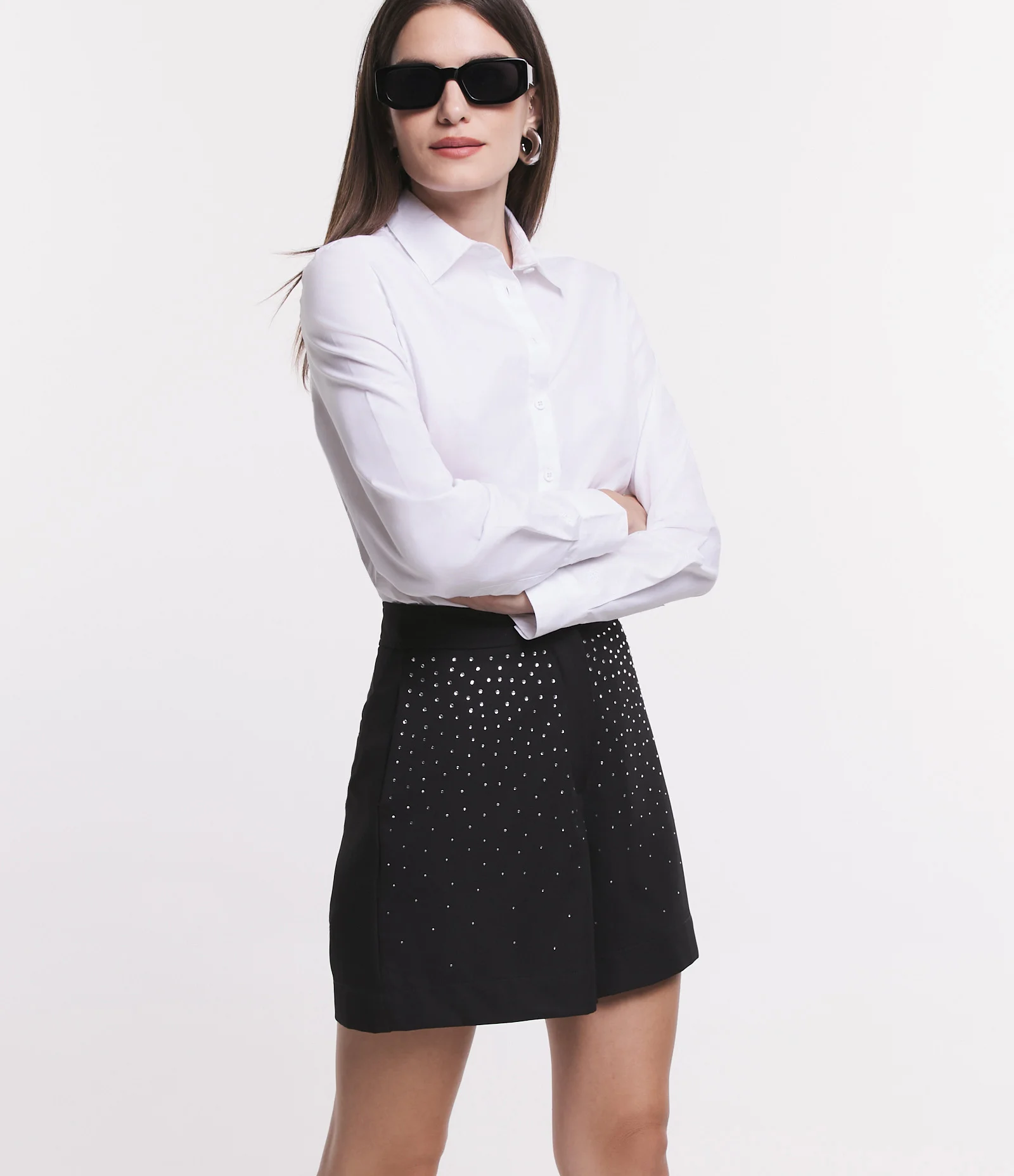 Short em Crepe com Aplicação de Strass Preto 2