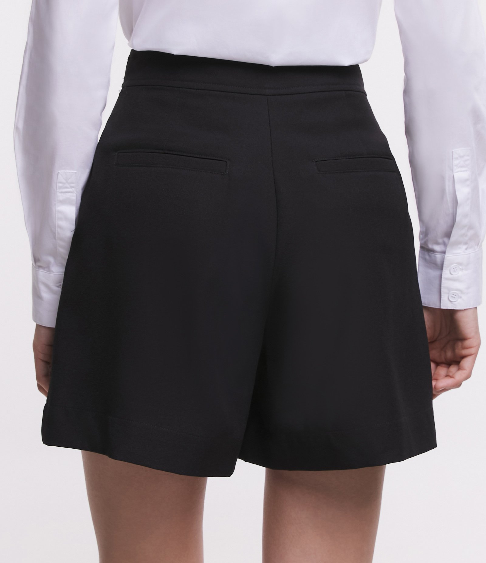 Short em Crepe com Aplicação de Strass Preto 4