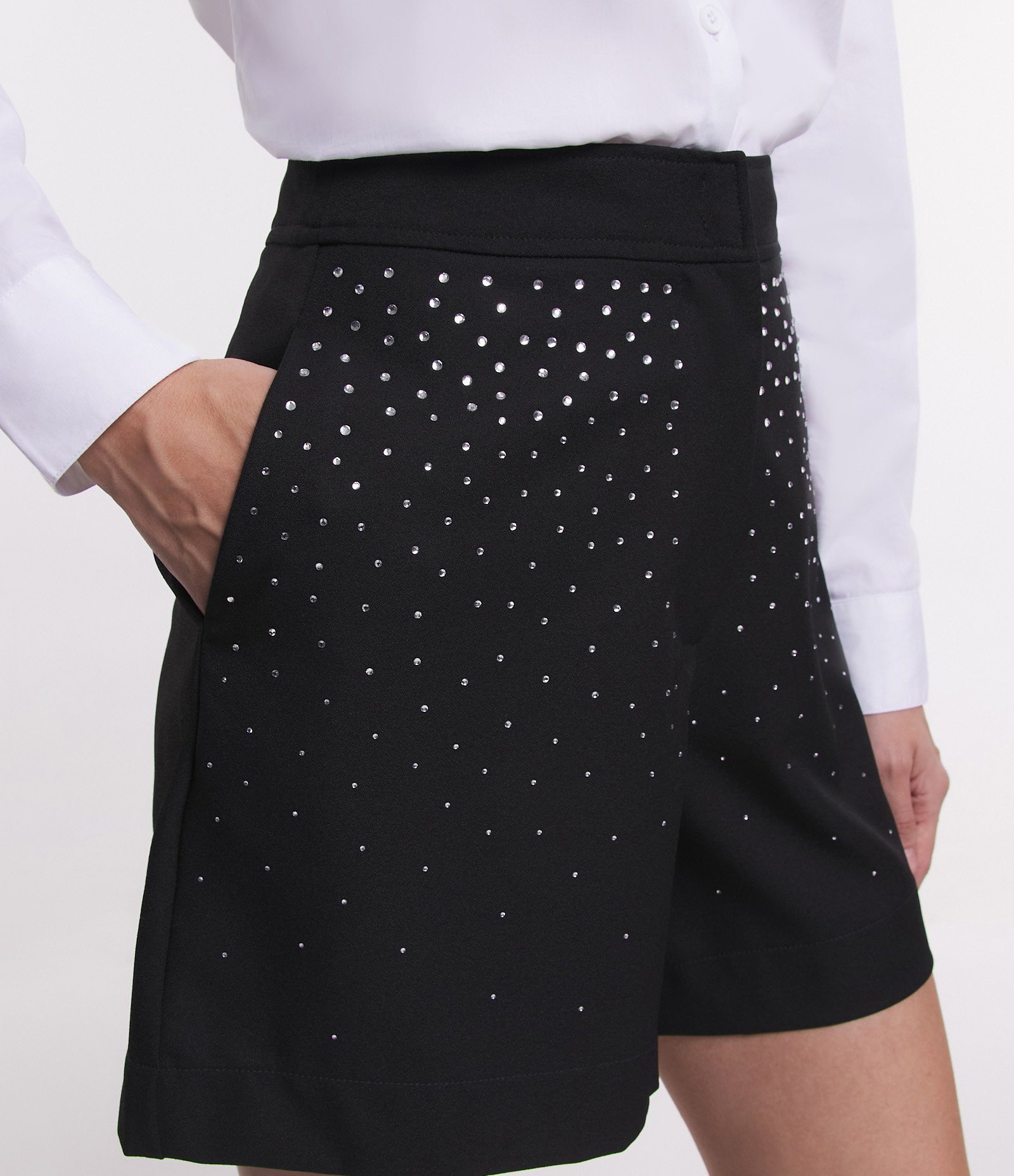 Short em Crepe com Aplicação de Strass Preto 5