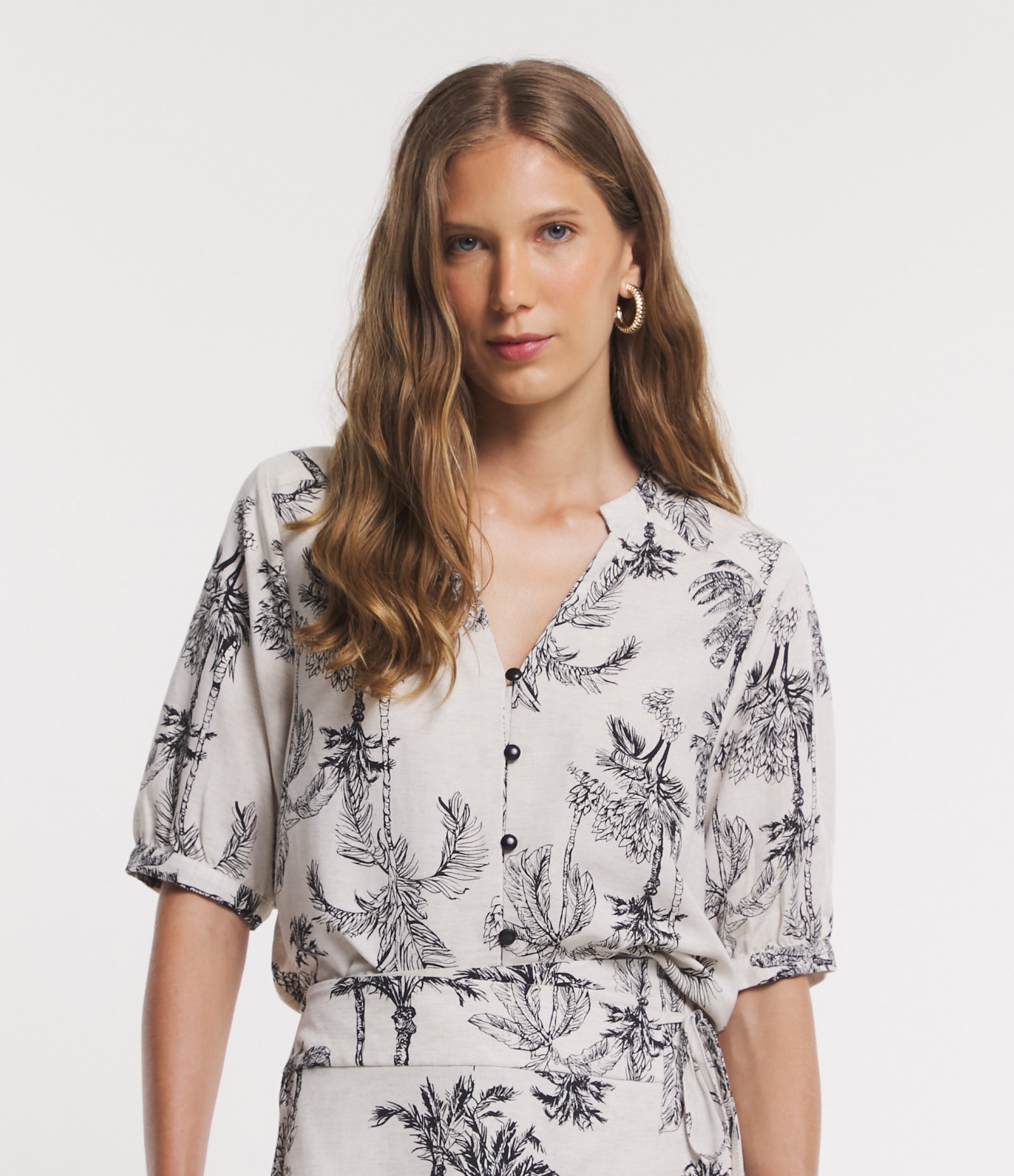 Camisa Manga Curta em Viscolinho com Coqueiros Estampados Bege 1