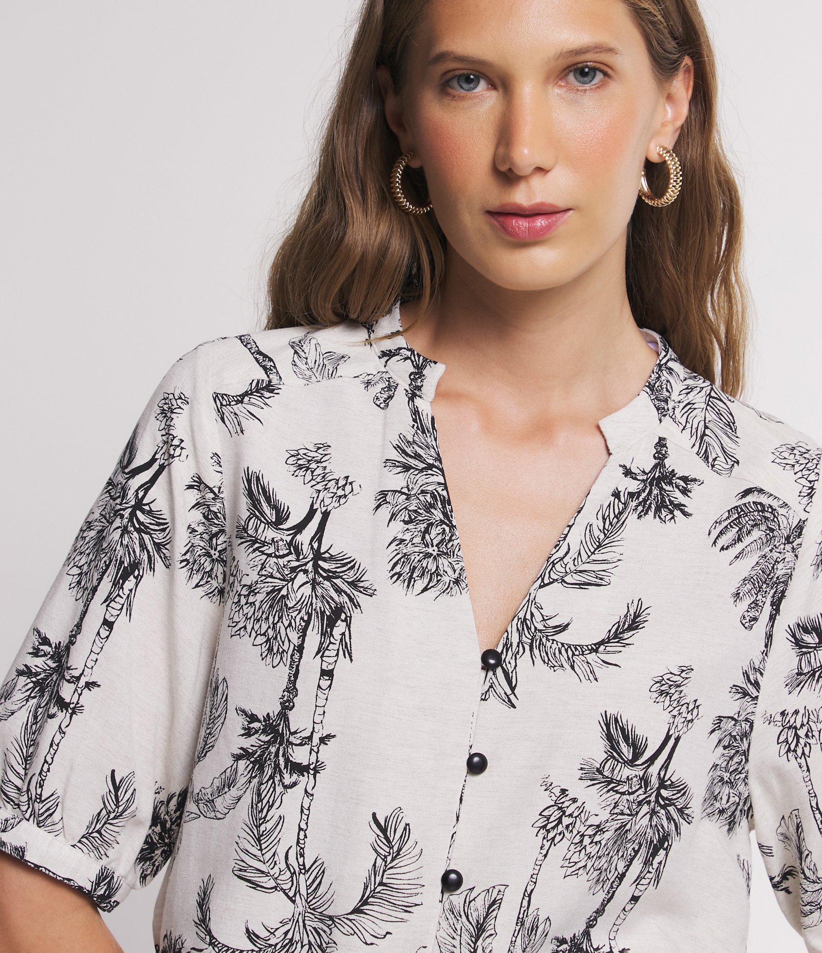 Camisa Manga Curta em Viscolinho com Coqueiros Estampados Bege 4