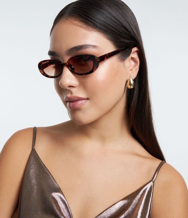 Óculos de Sol Redondo Slim com Estampa Animal Print Marrom 1