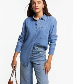 Camisa Ampla Manga Longa em Jeans com Bolso