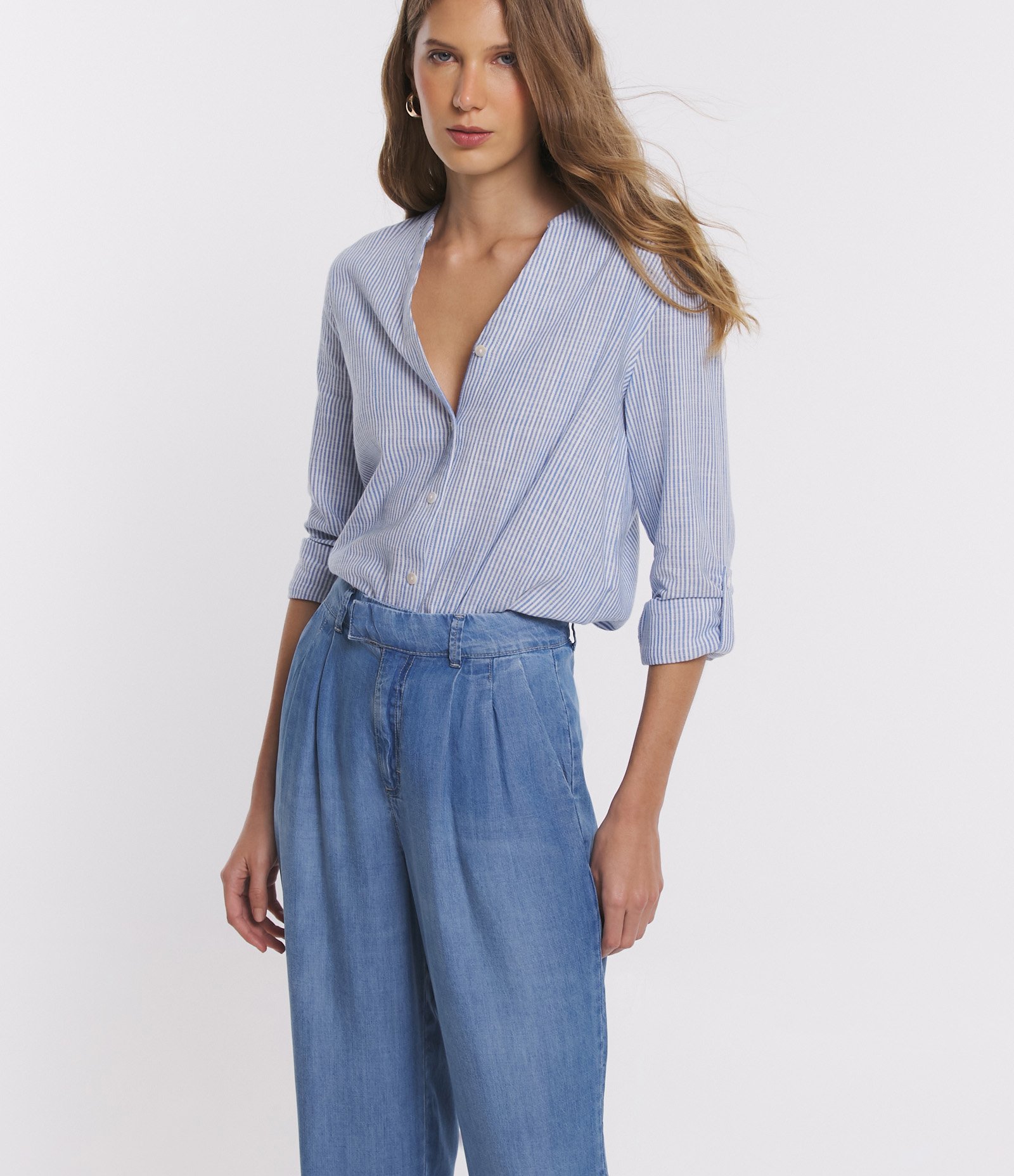 Calça Pantalona em Jeans com Cós Diferenciado e Pregas Azul Médio 2