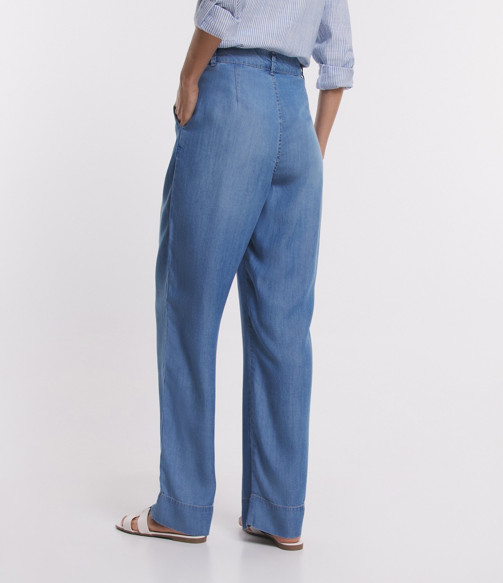 Calça Pantalona em Jeans com Cós Diferenciado e Pregas Azul Médio 4