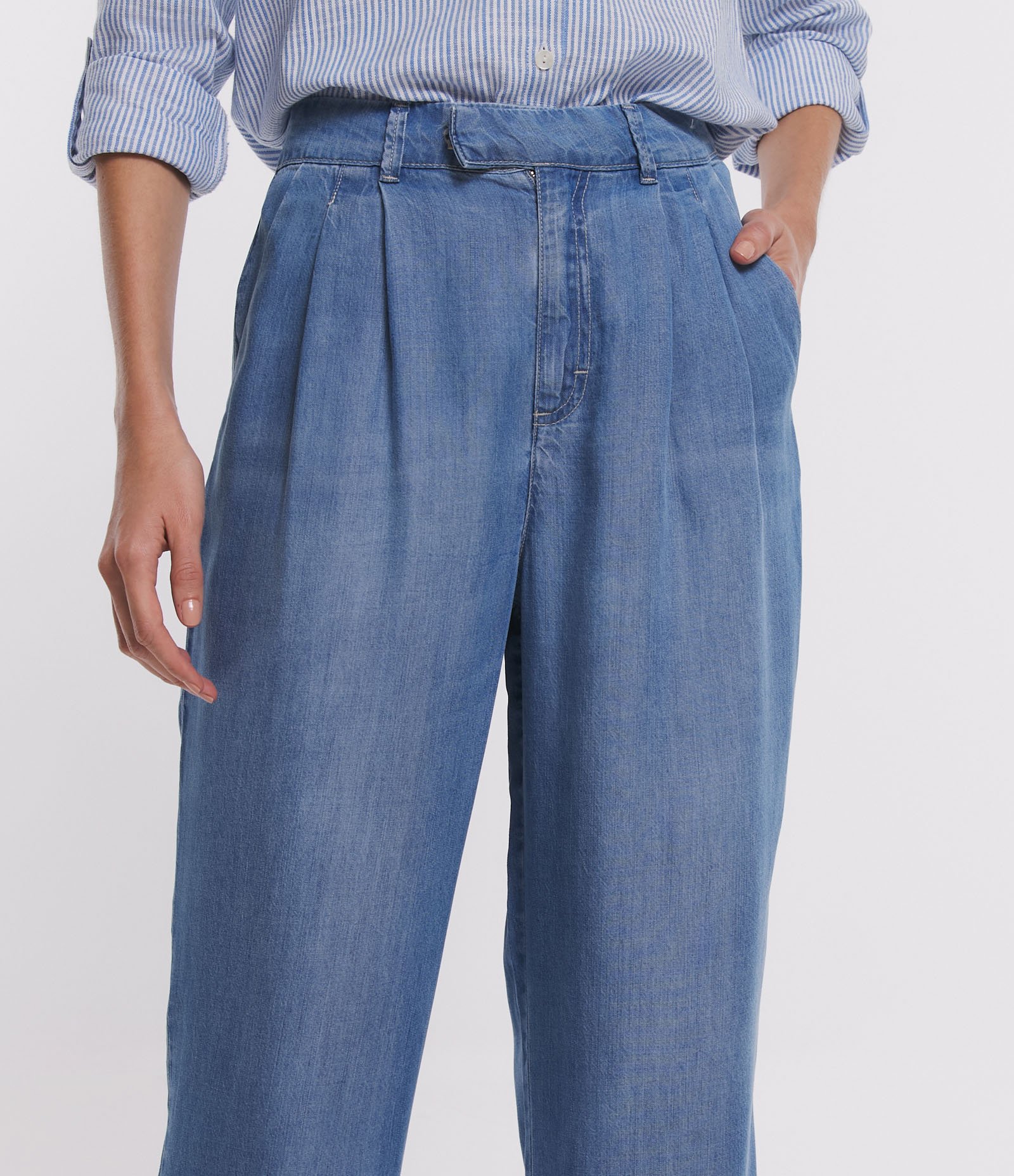 Calça Pantalona em Jeans com Cós Diferenciado e Pregas Azul Médio 5