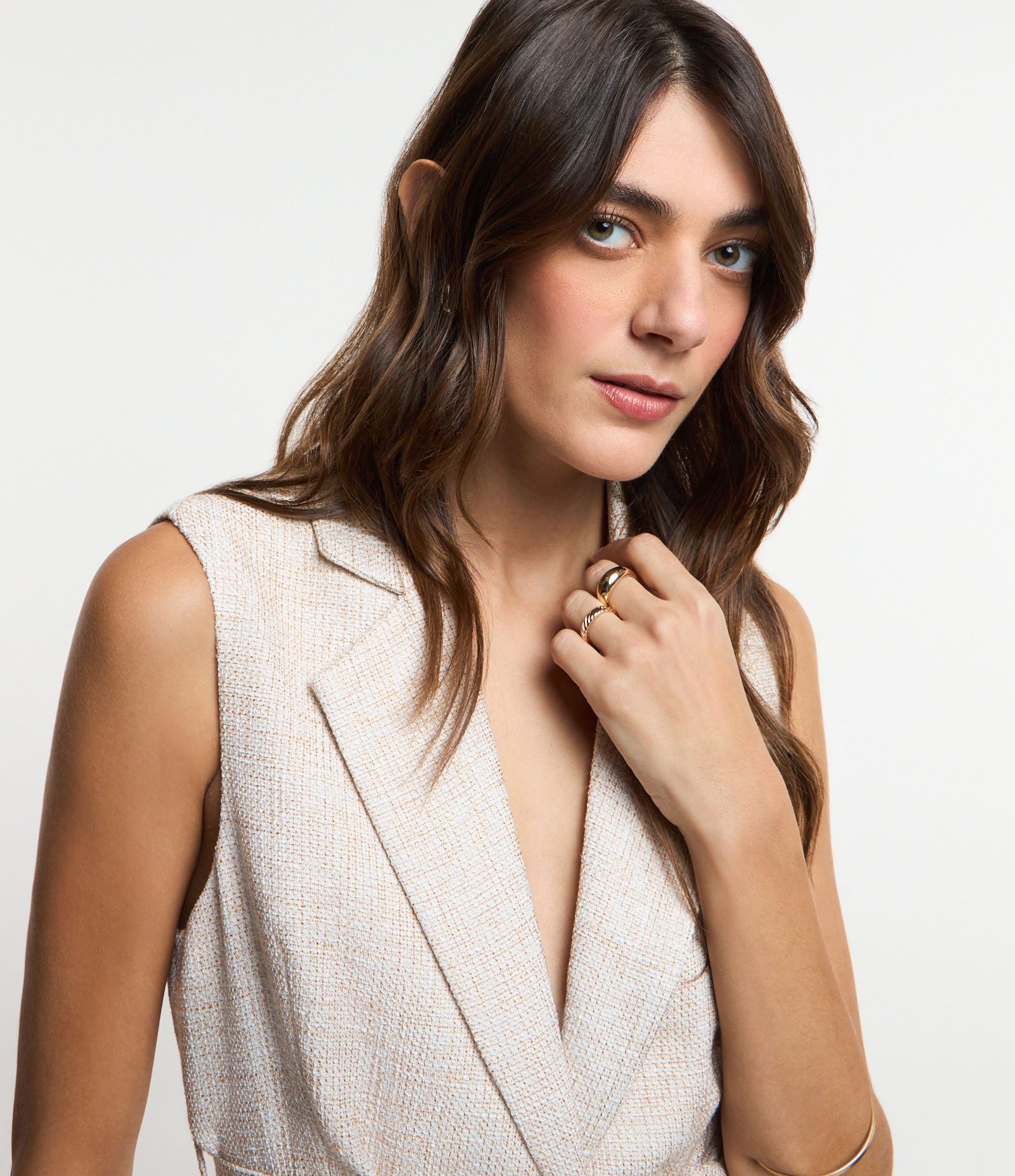 Colete em Tweed com Fechamento de Botões e Amarração Bege 3