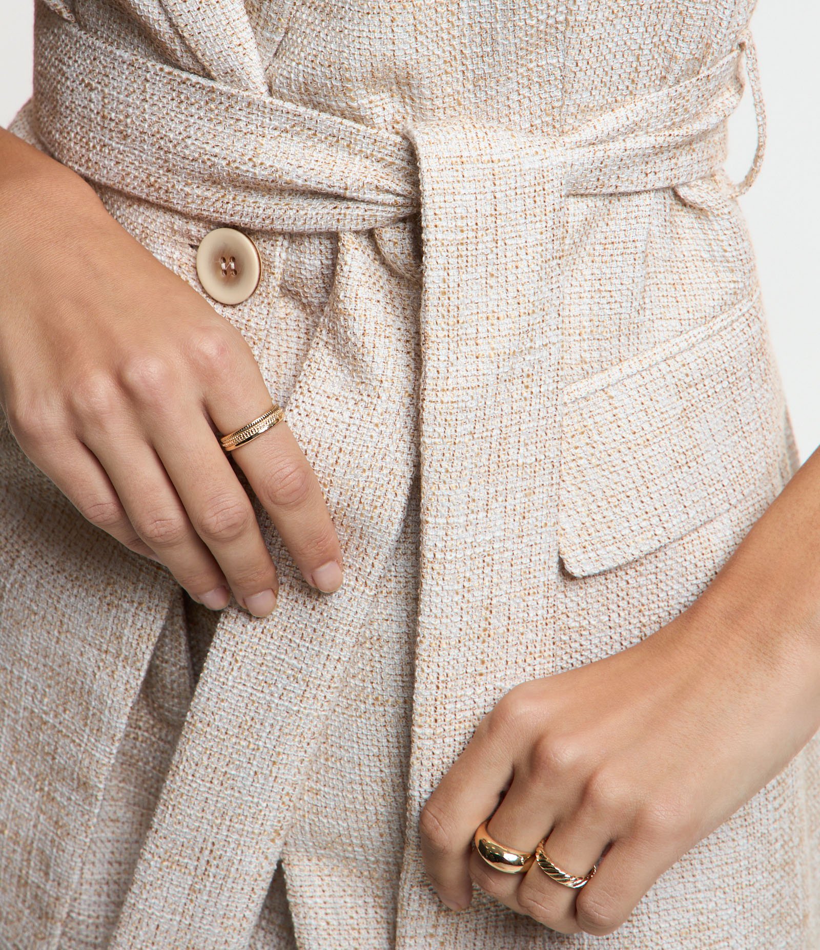 Colete em Tweed com Fechamento de Botões e Amarração Bege 6