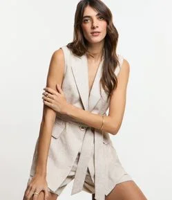 Colete em Tweed com Fechamento de Botões e Amarração