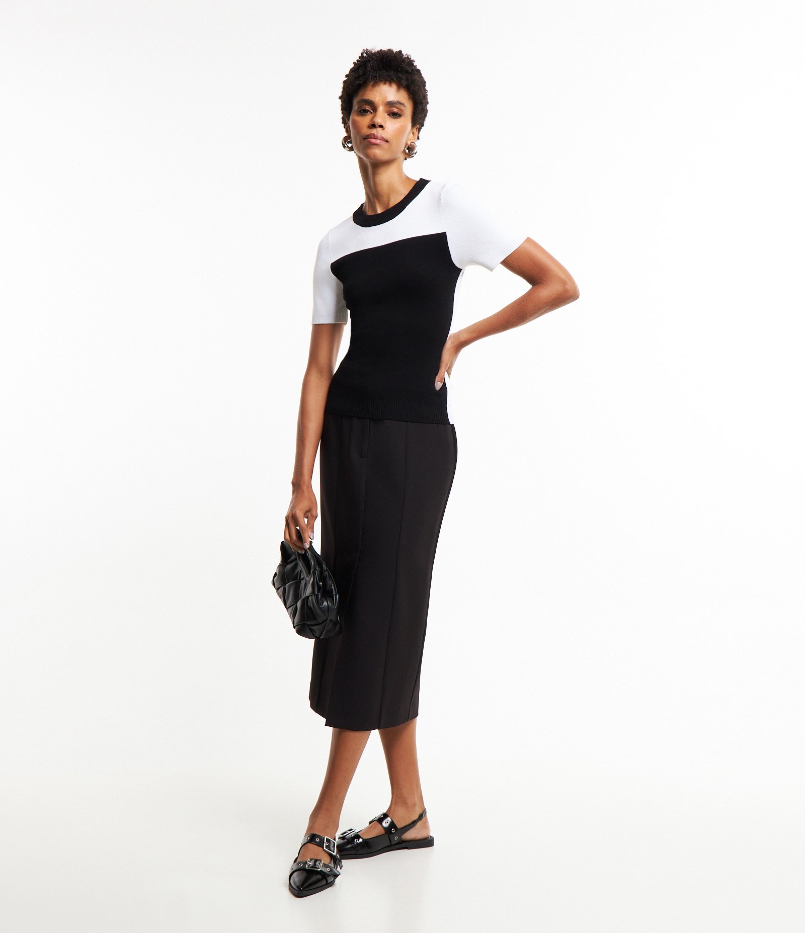 Blusa em Tricô com Bloco de Cor Contrastante Preto/ Branco 2
