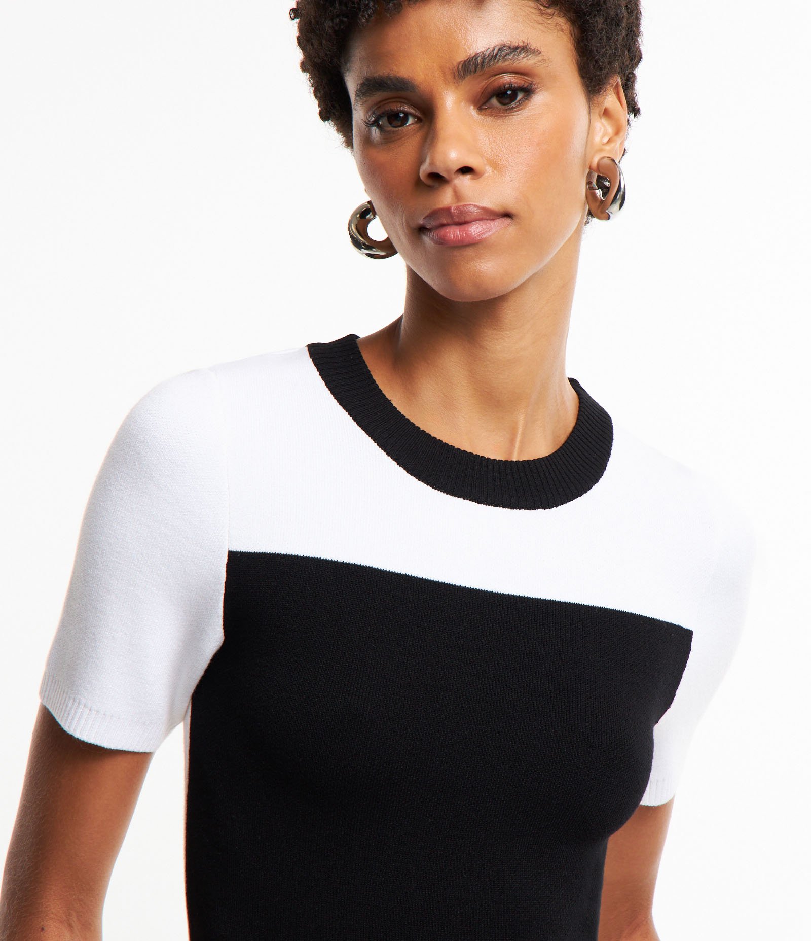 Blusa em Tricô com Bloco de Cor Contrastante Preto/ Branco 3