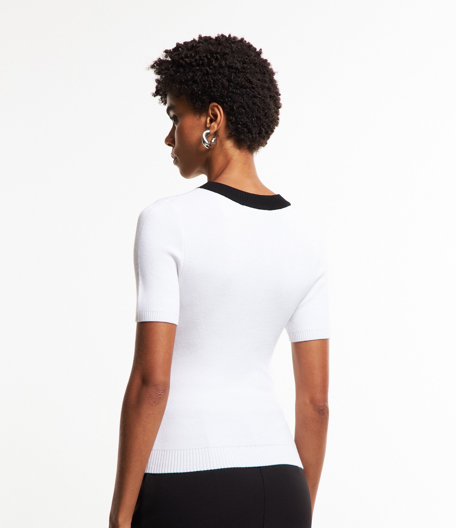 Blusa em Tricô com Bloco de Cor Contrastante Preto/ Branco 4