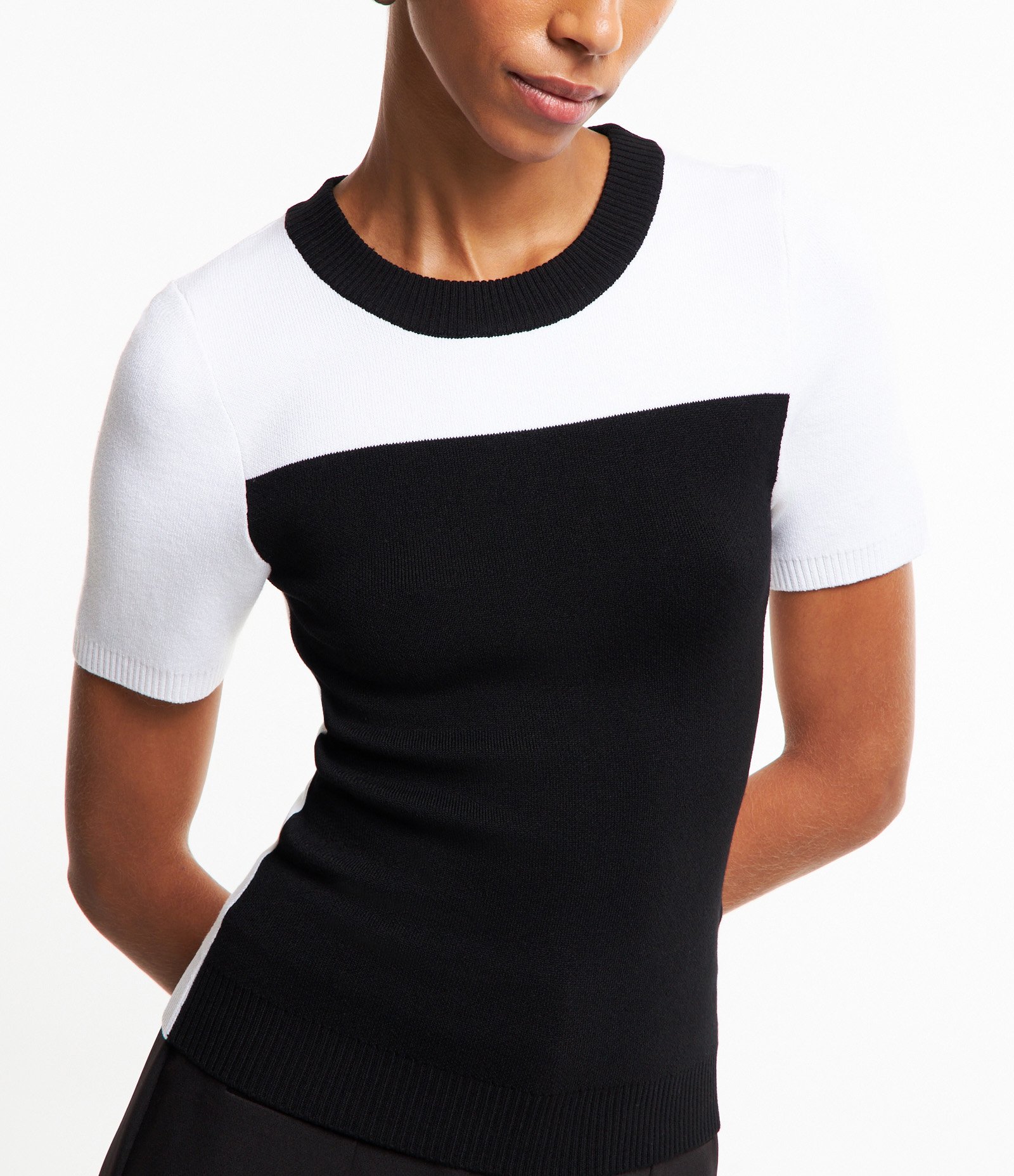 Blusa em Tricô com Bloco de Cor Contrastante Preto/ Branco 5