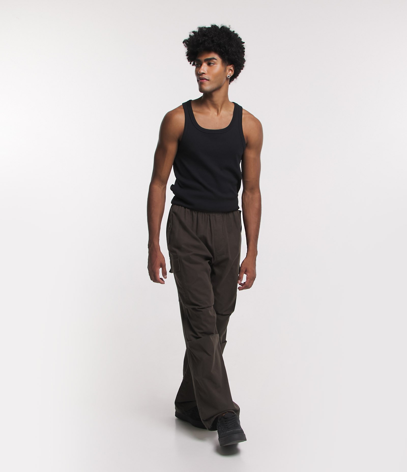 Calça Parachute em Sarja com Bolso Cargo e Regulador na Barra Marrom 1