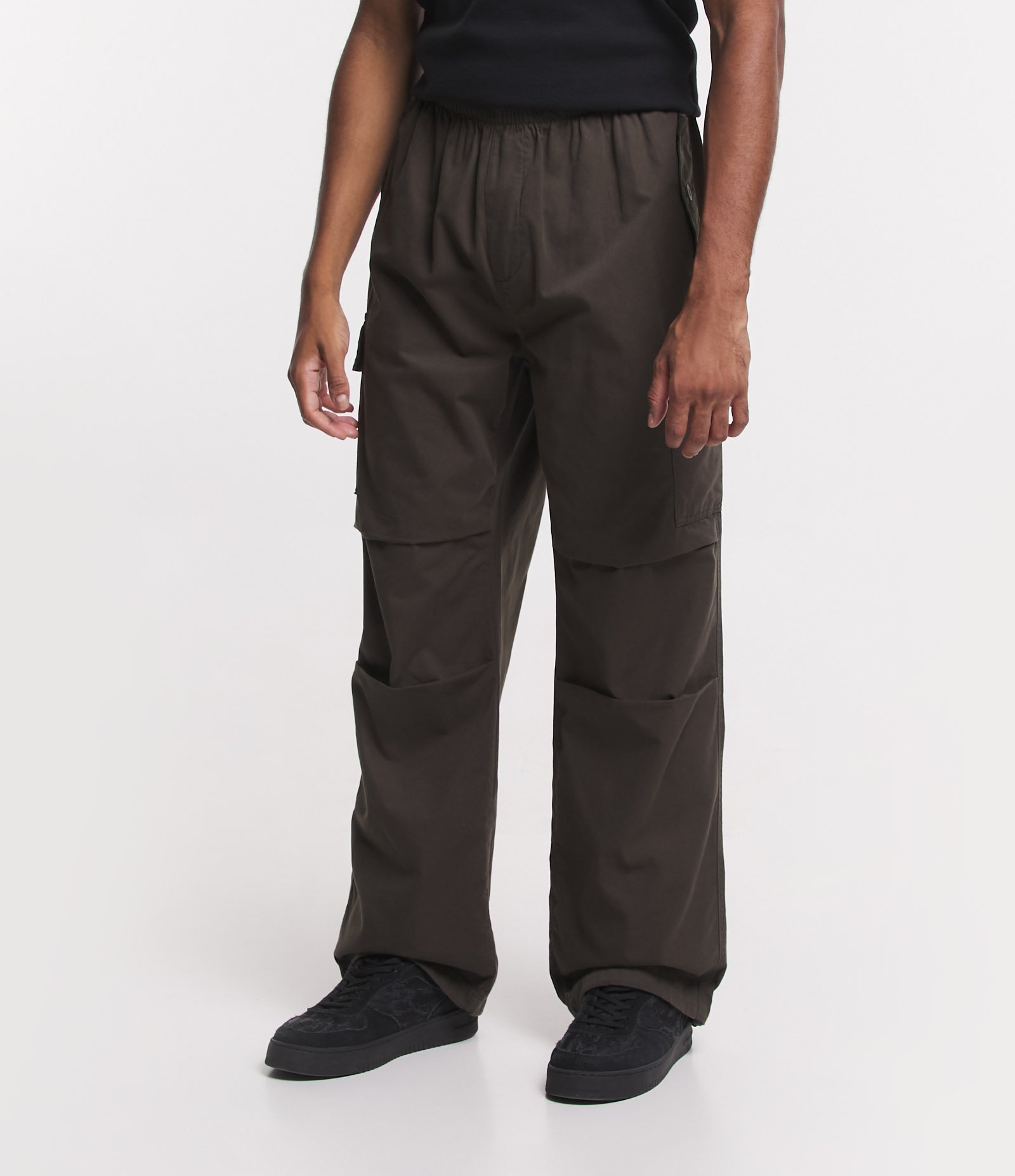 Calça Parachute em Sarja com Bolso Cargo e Regulador na Barra Marrom 2