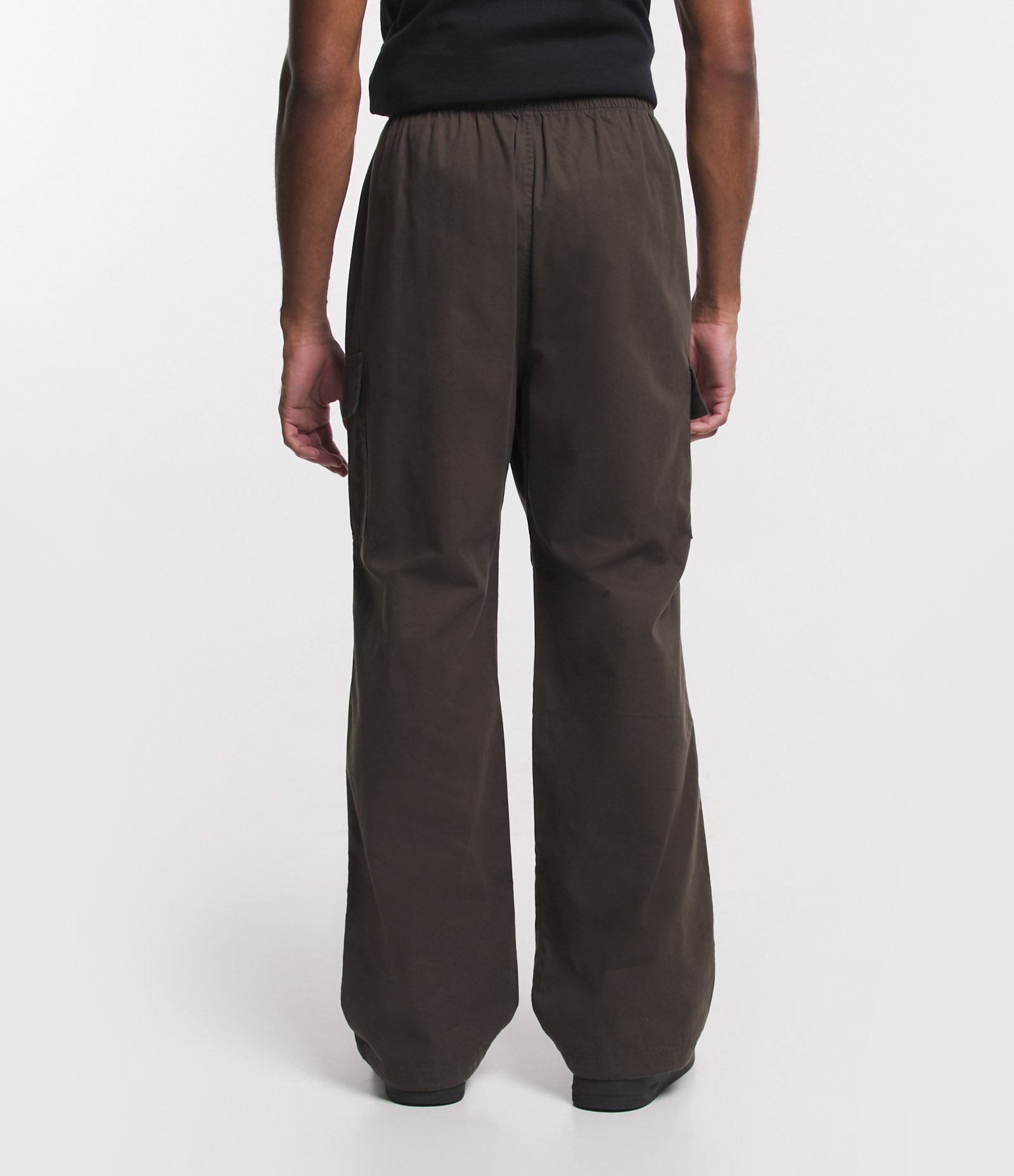 Calça Parachute em Sarja com Bolso Cargo e Regulador na Barra Marrom 3