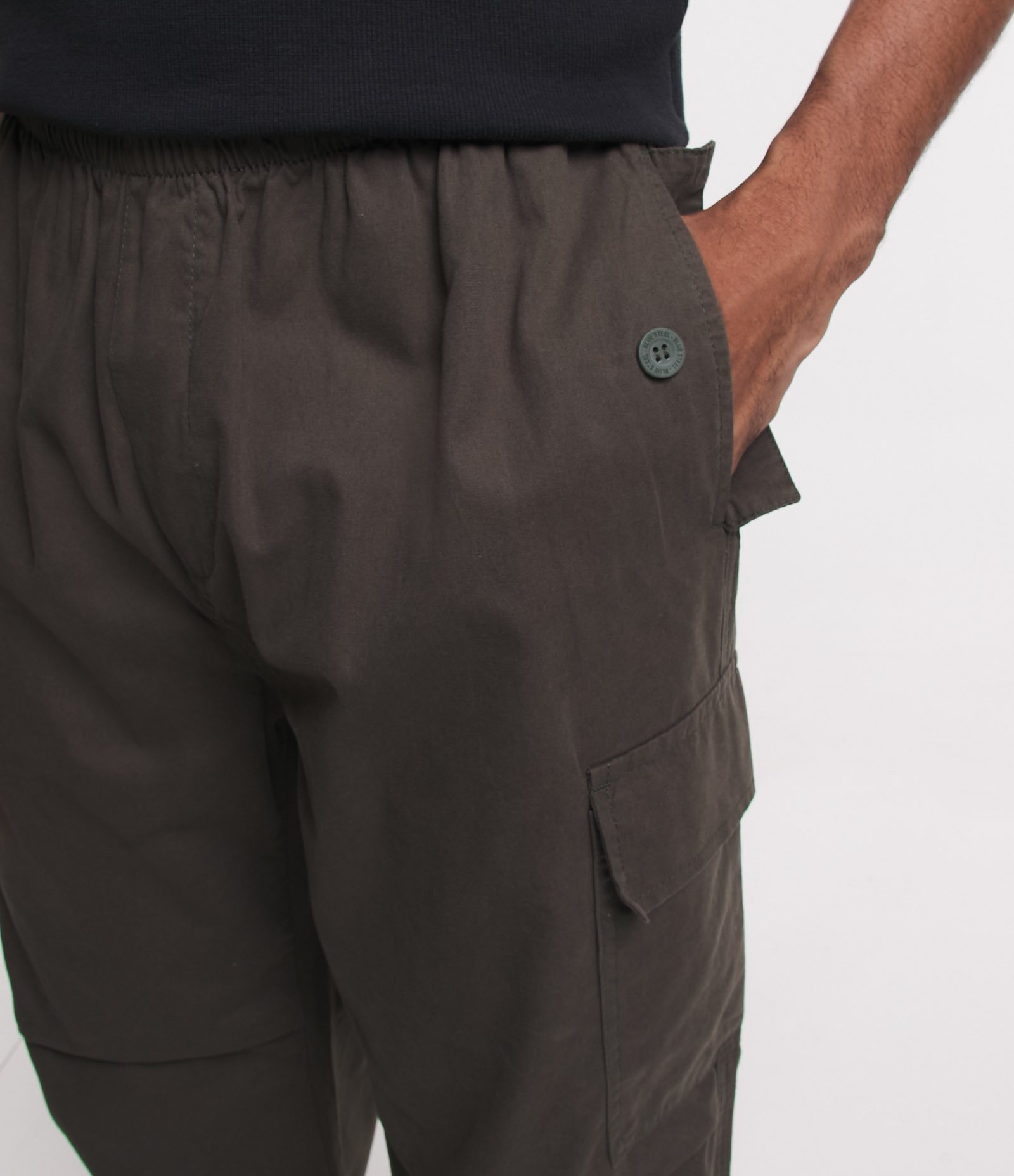 Calça Parachute em Sarja com Bolso Cargo e Regulador na Barra Marrom 4