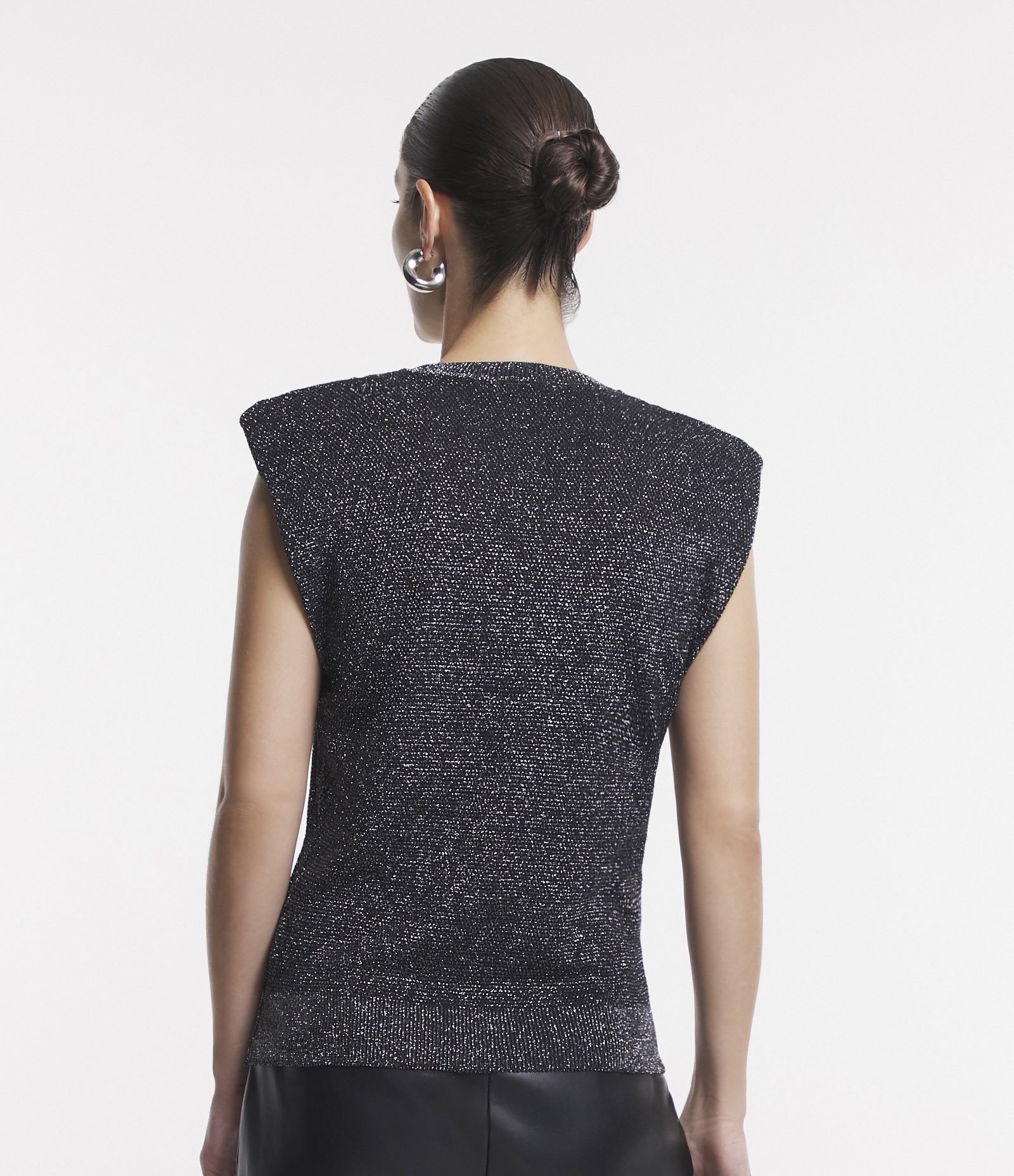 Blusa Muscle Tee em Viscose com Ombreiras e Fio Metálico Preto