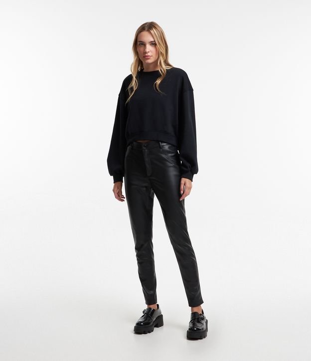 Calça Skinny em Pu com Bolsos Fake