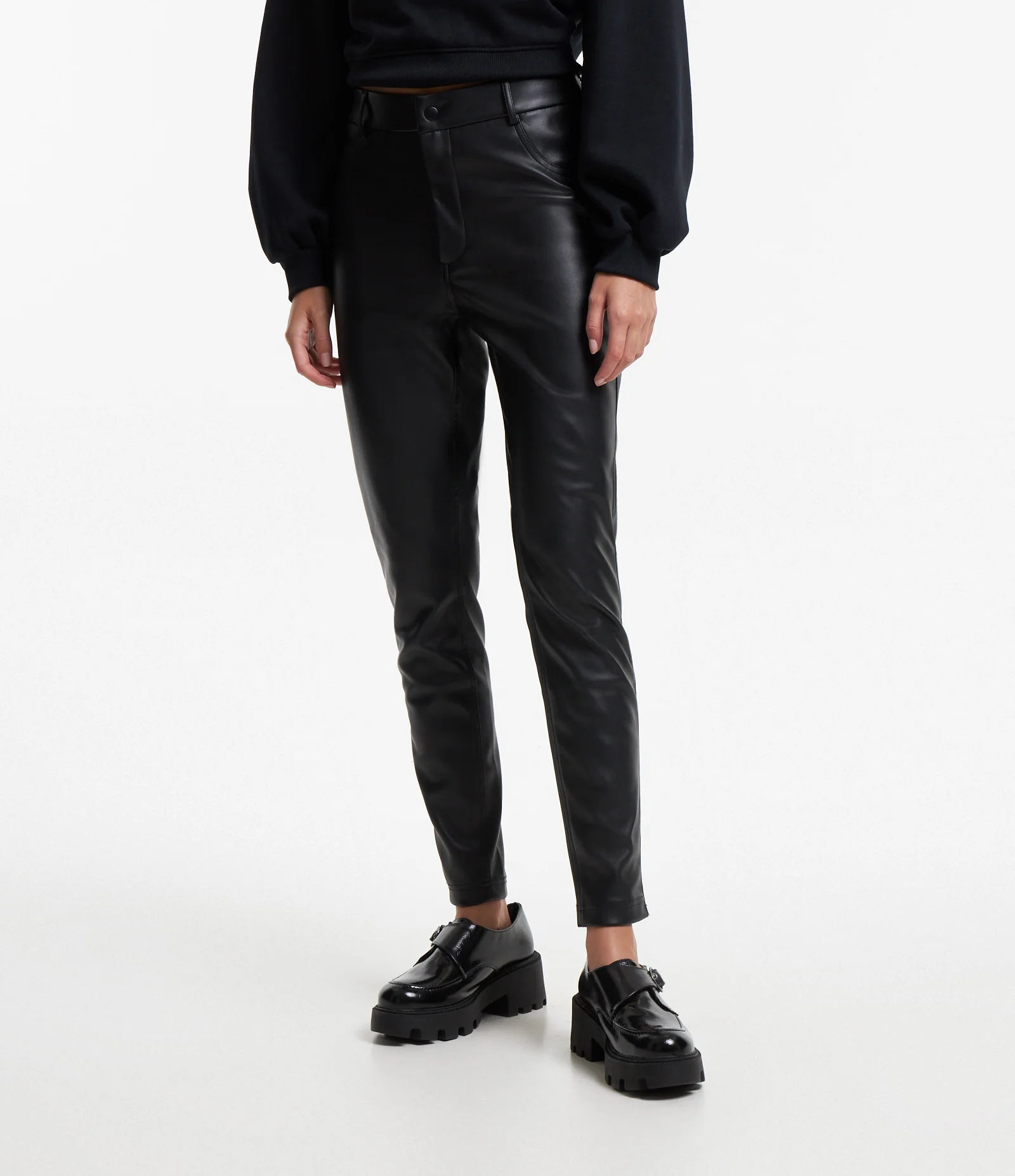 Calça Skinny em Pu com Bolsos Fake Preto 2