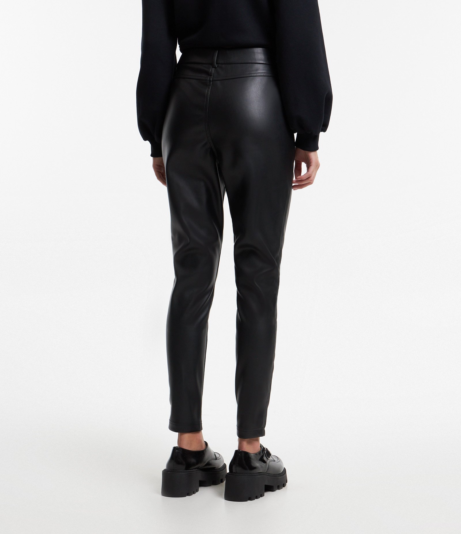 Calça Skinny em Pu com Bolsos Fake Preto 3