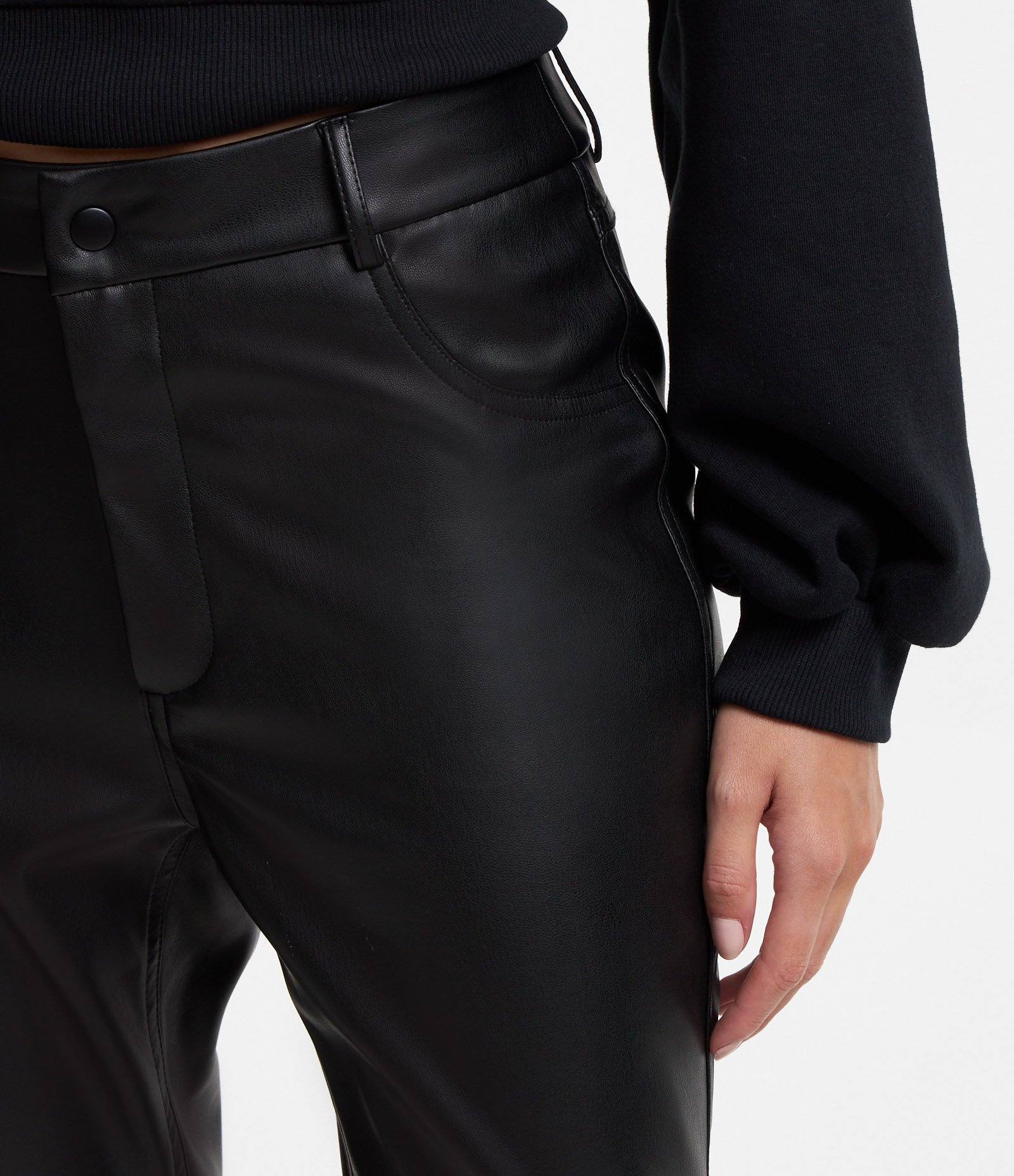 Calça Skinny em Pu com Bolsos Fake Preto 4