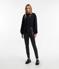 Calça Skinny em Pu com Bolsos Fake