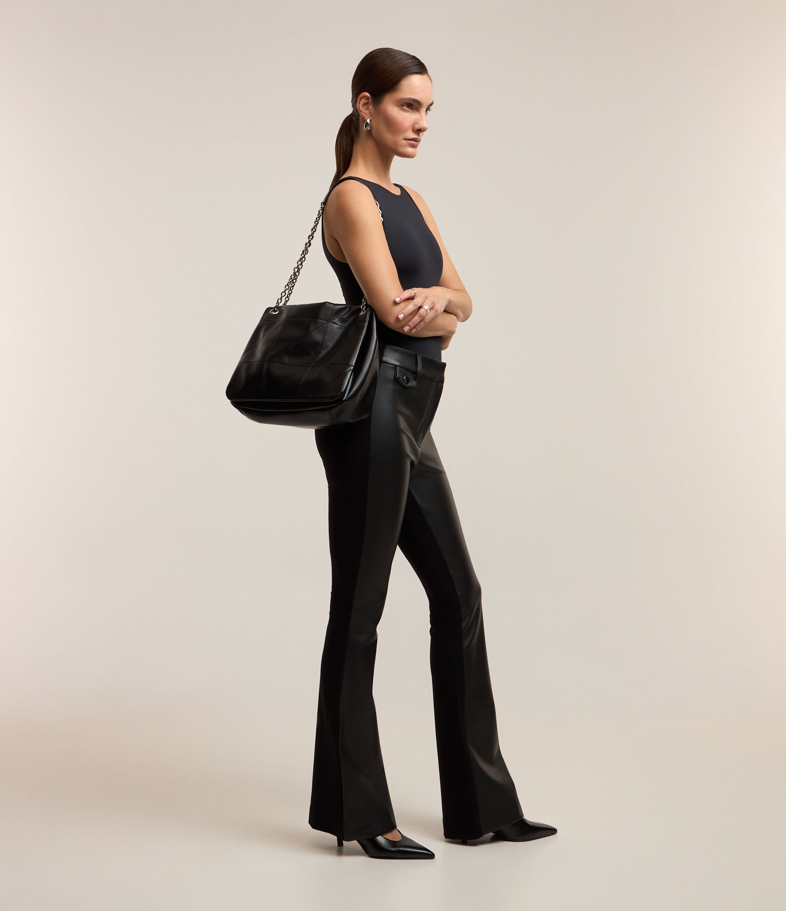 Calça Flare em PU e Ponto Roma com Bolsinhos no Cós Preto 1