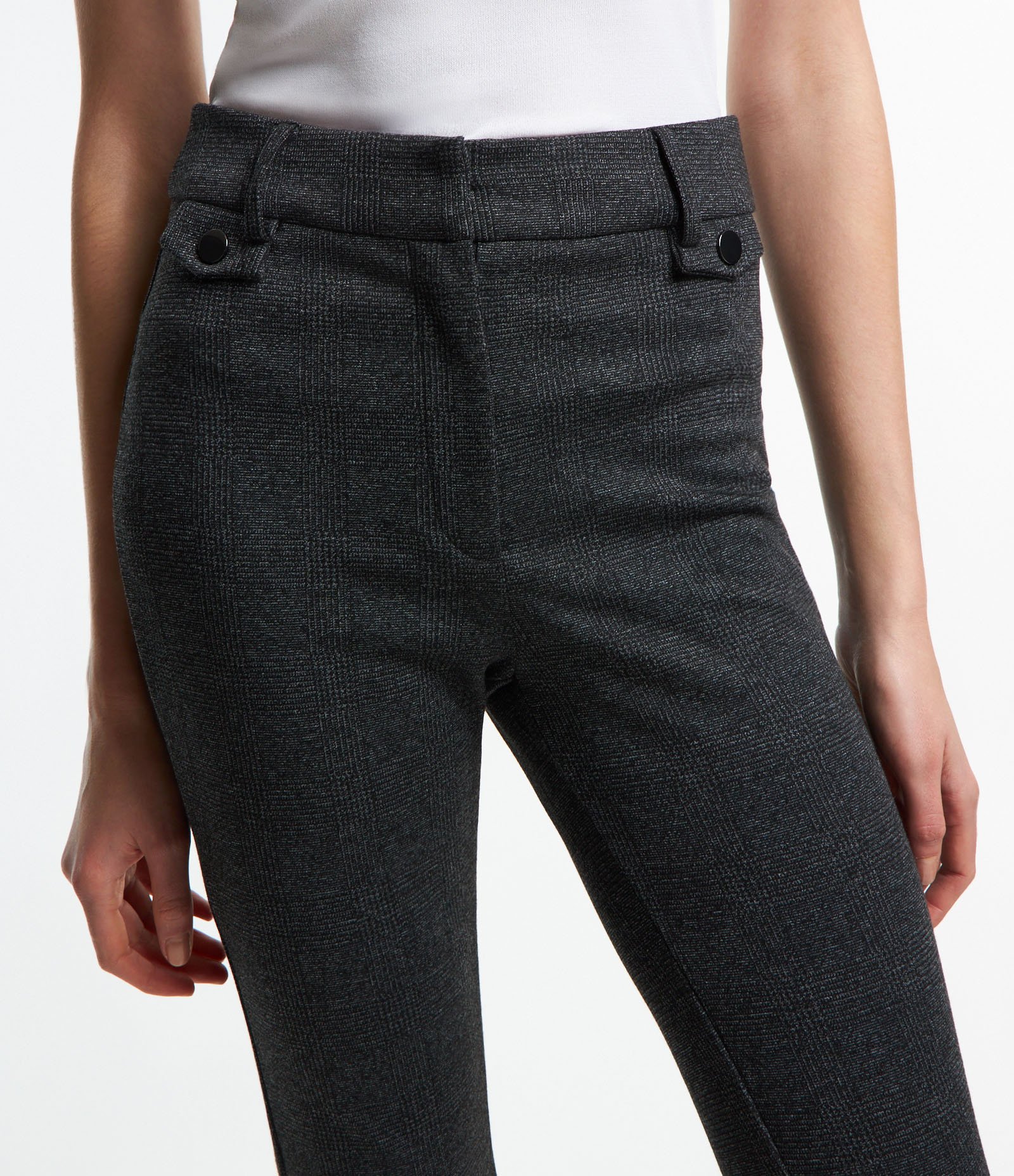 Calça Flare em Ponto Roma com Estampa Xadrez Cinza 4