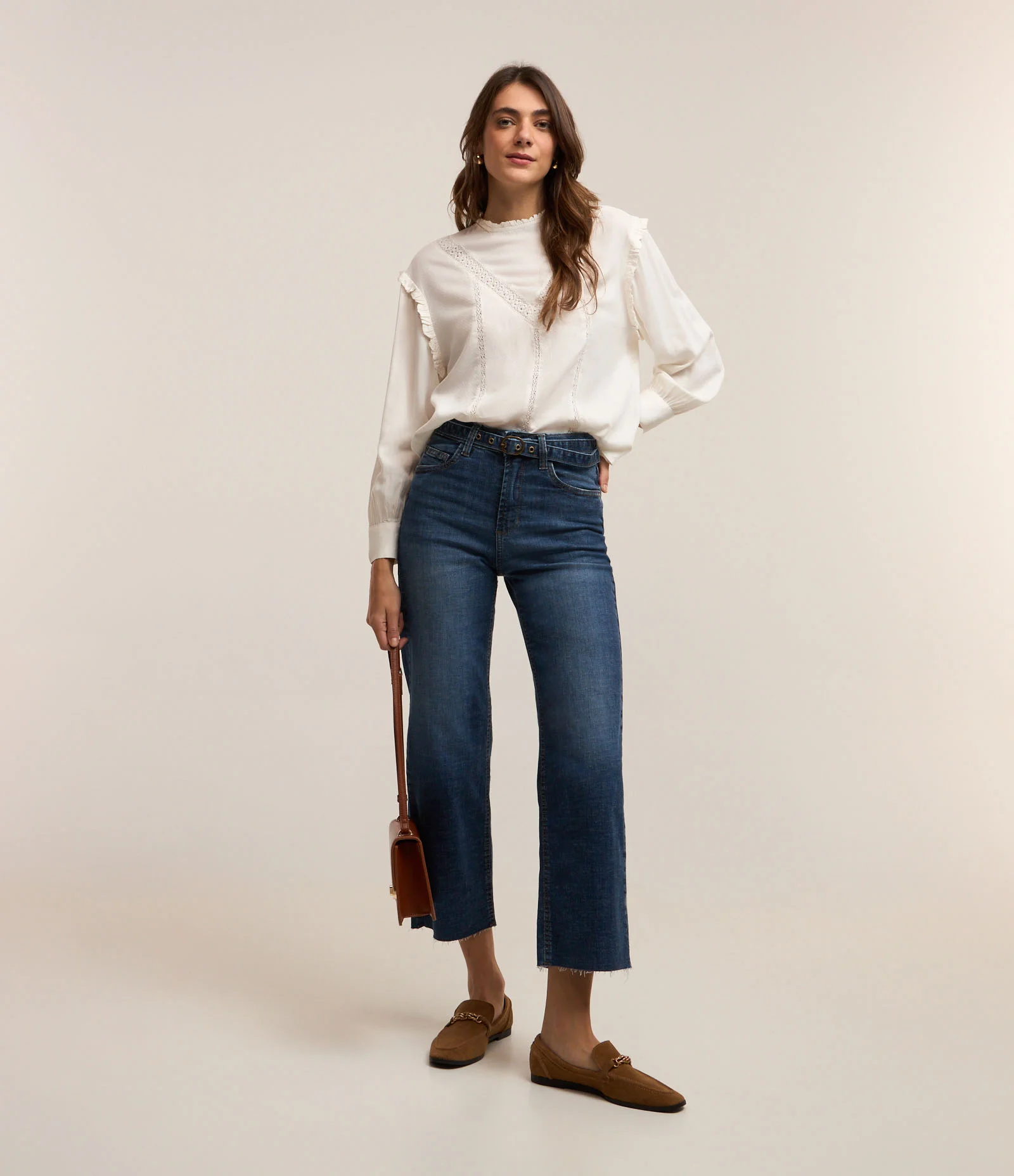 Blusa Bata em Viscose Maquinetada  com Detalhes de Frufru e Entremeios Branco Neve 2