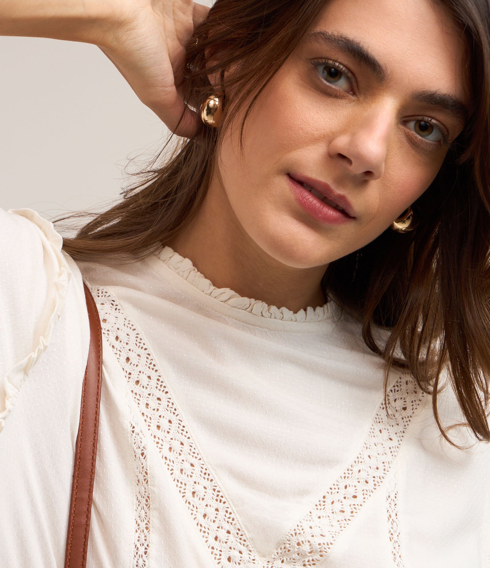 Blusa Bata em Viscose Maquinetada  com Detalhes de Frufru e Entremeios Branco Neve 4