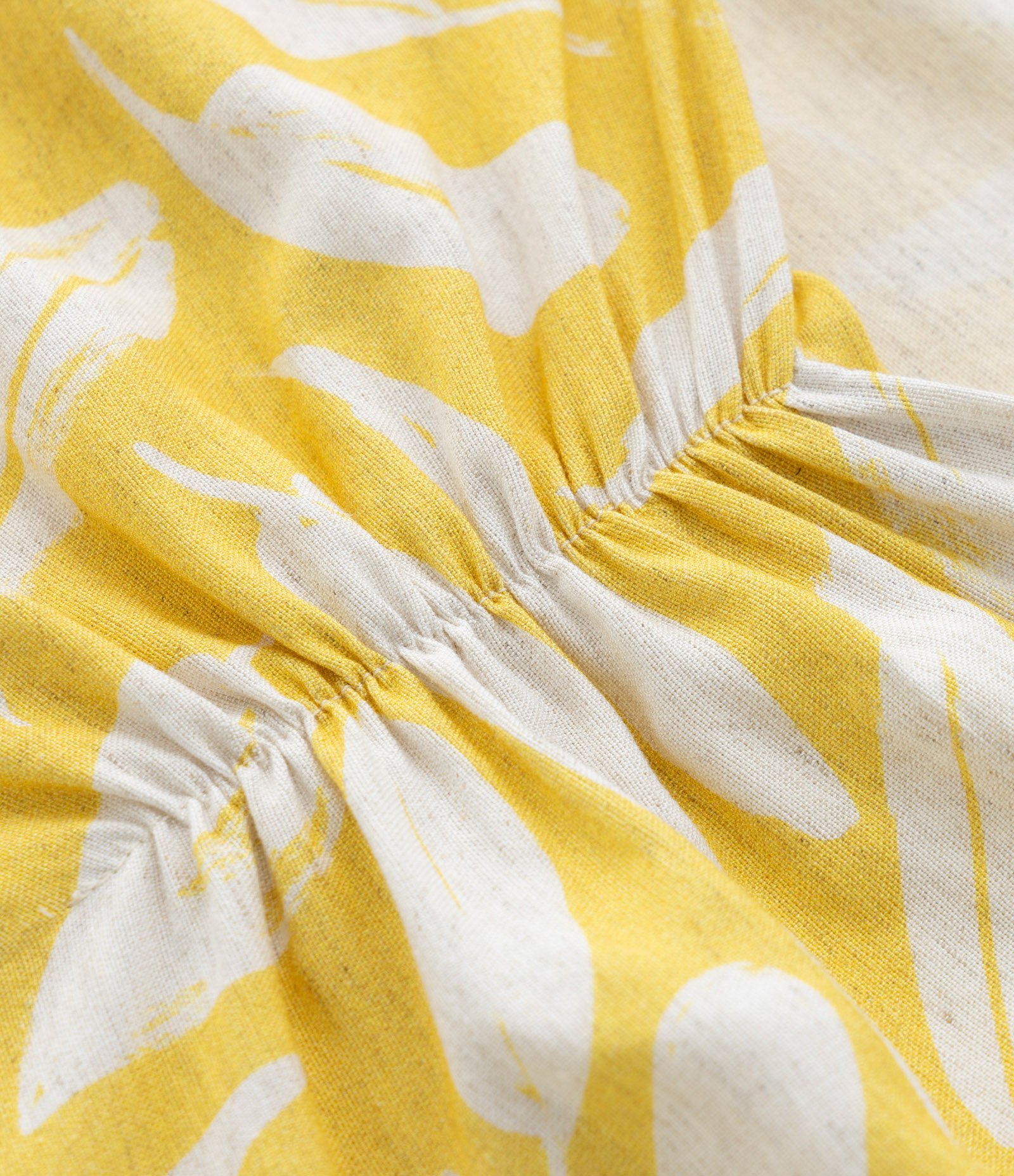 Blusa em Viscolinho com Manga Bufante e Estampa Folhas Curve & Plus Size Amarelo 7