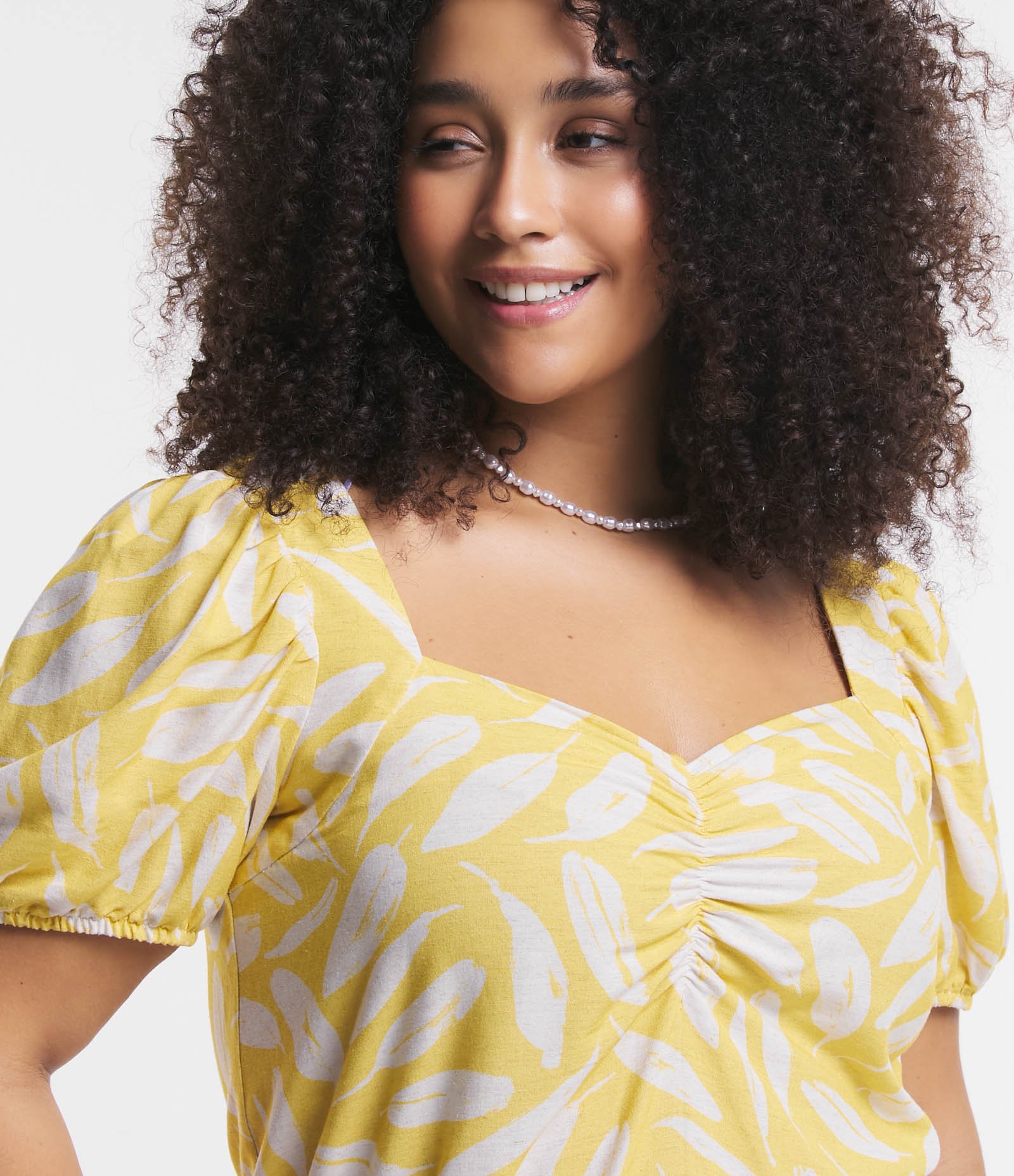 Blusa em Viscolinho com Manga Bufante e Estampa Folhas Curve & Plus Size Amarelo 4