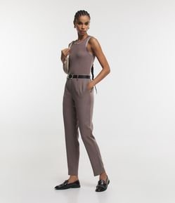 Calça Cenoura Alfaiatada com Cinto Fivela em Material Sintético