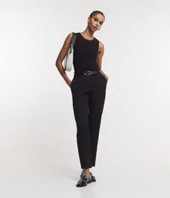 Calça Cenoura Alfaiatada com Cinto Fivela em Material Sintético