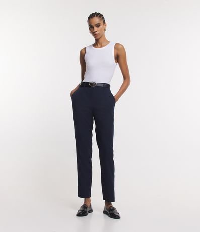 Calça Cenoura Alfaiatada com Cinto Fivela em Material Sintético Menor preço em Calça Cenoura Alfaiatada com Cinto Fivela em Material Sintético