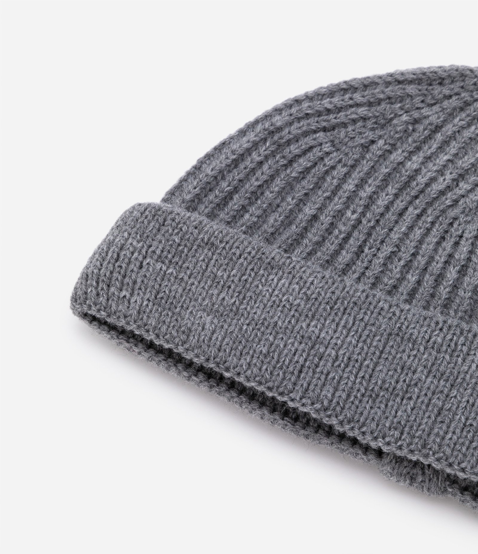 Gorro em Tricô com Dobra na Barra e Texturas Cinza 2