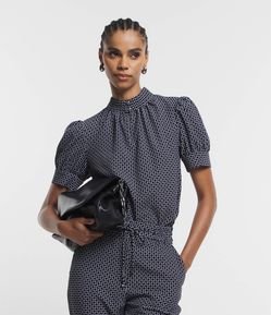 Blusa em Crepe com Pregas na Gola e Manga Bufante