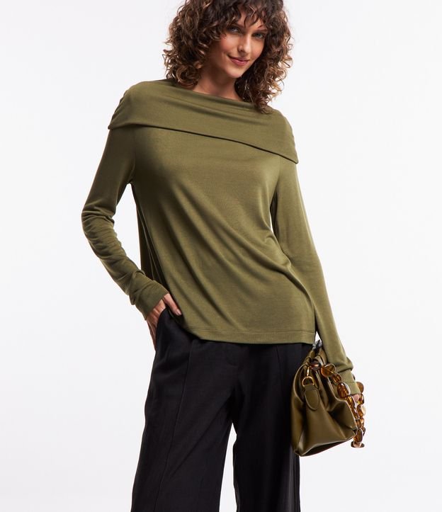 Blusa em Viscose com Gola Degagê e Manga Longa