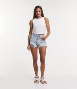 Short Jeans com Puídos e Vista Recortada