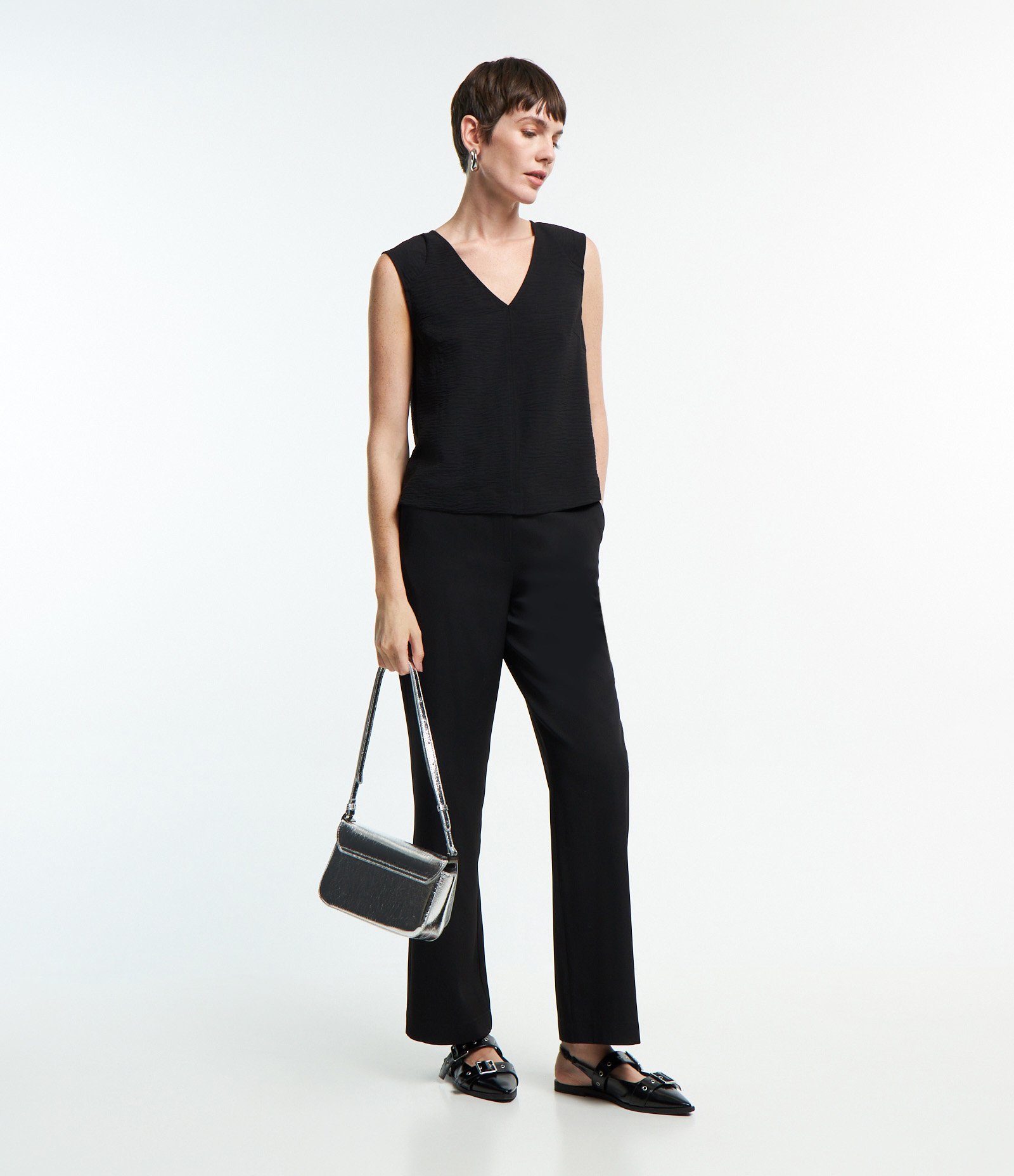 Blusa sem Manga com Decote V e Texturas Preto 2