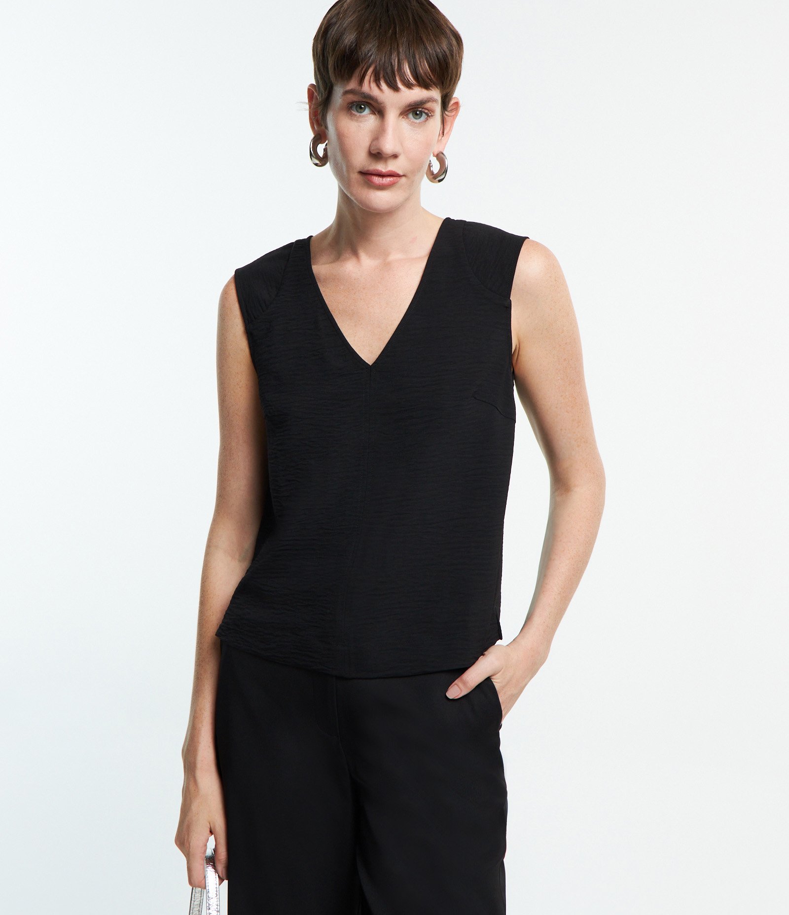 Blusa sem Manga com Decote V e Texturas Preto 3