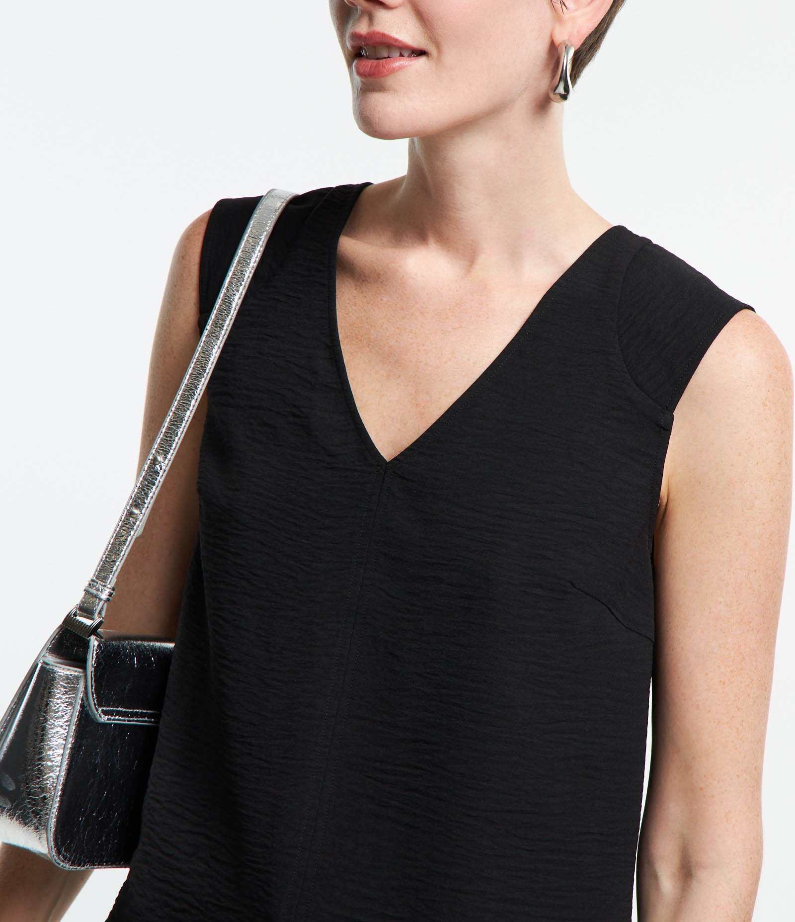Blusa sem Manga com Decote V e Texturas Preto 5