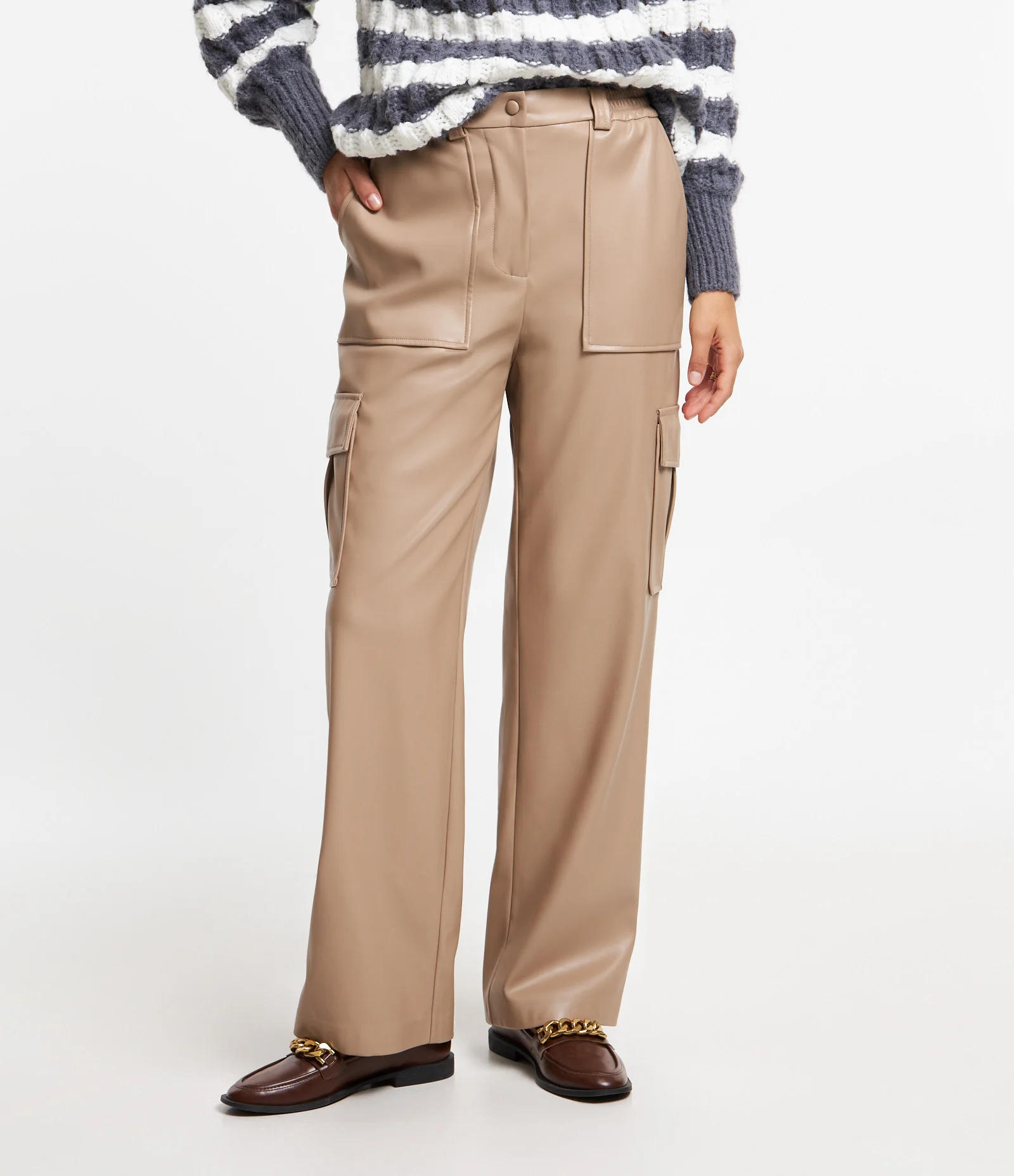 Calça Reta em Material Sintético com Bolsos Laterais Bege 2